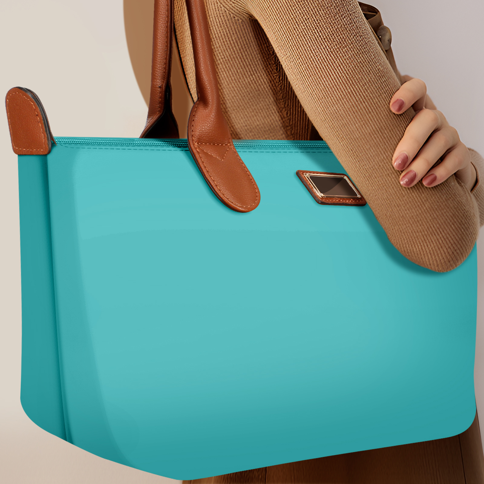 Eine türkisfarbene Tragetasche mit braunen Ledergriffen. Die Tasche wird von einer Person gehalten.