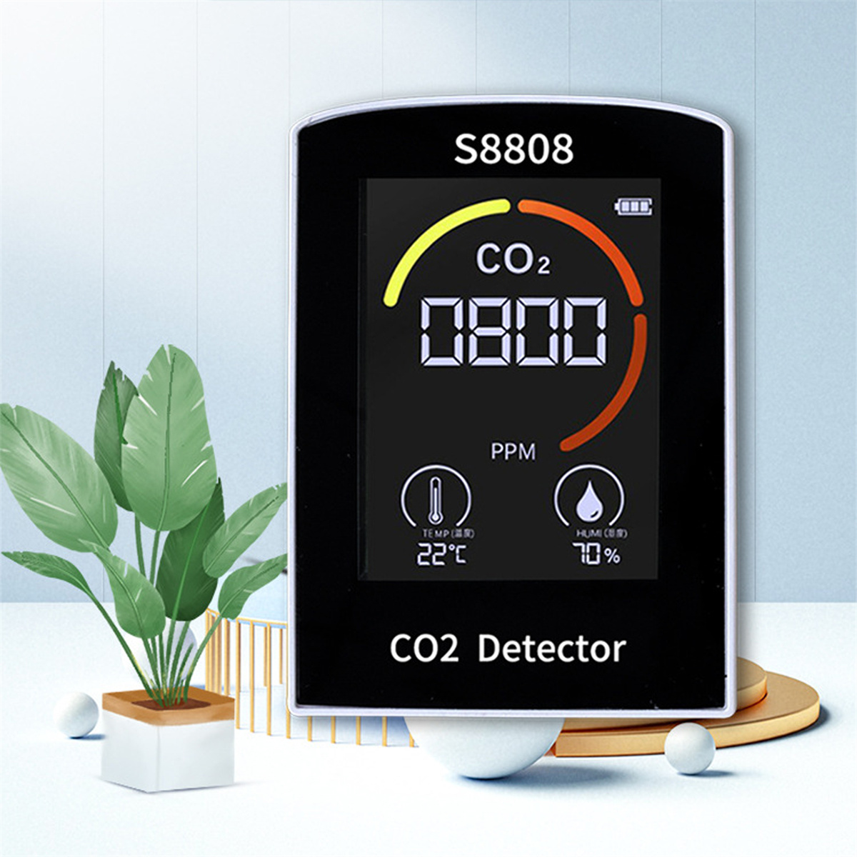 CO2-Detektor mit Messwerten und Pflanze. Weißer und blauer Hintergrund.