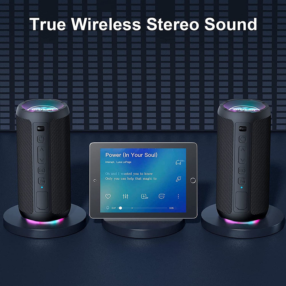 Zwei schwarze Lautsprecher und ein Tablet mit einem abgespielten Song. Text: True Wireless Stereo Sound.