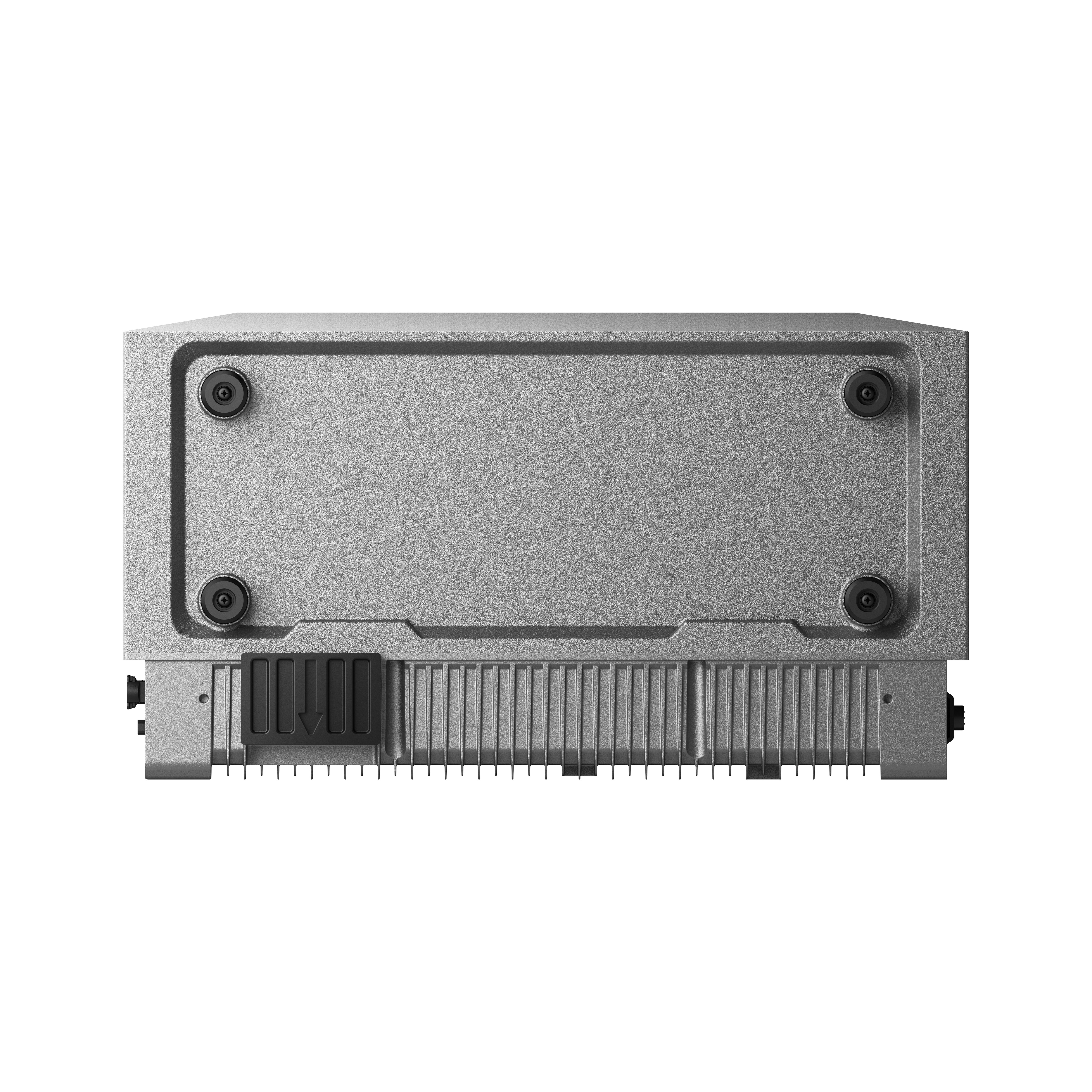 Srebrne prostokątne urządzenie z zaokrąglonymi rogami. Posiada wiele otworów wentylacyjnych i czarne śruby.