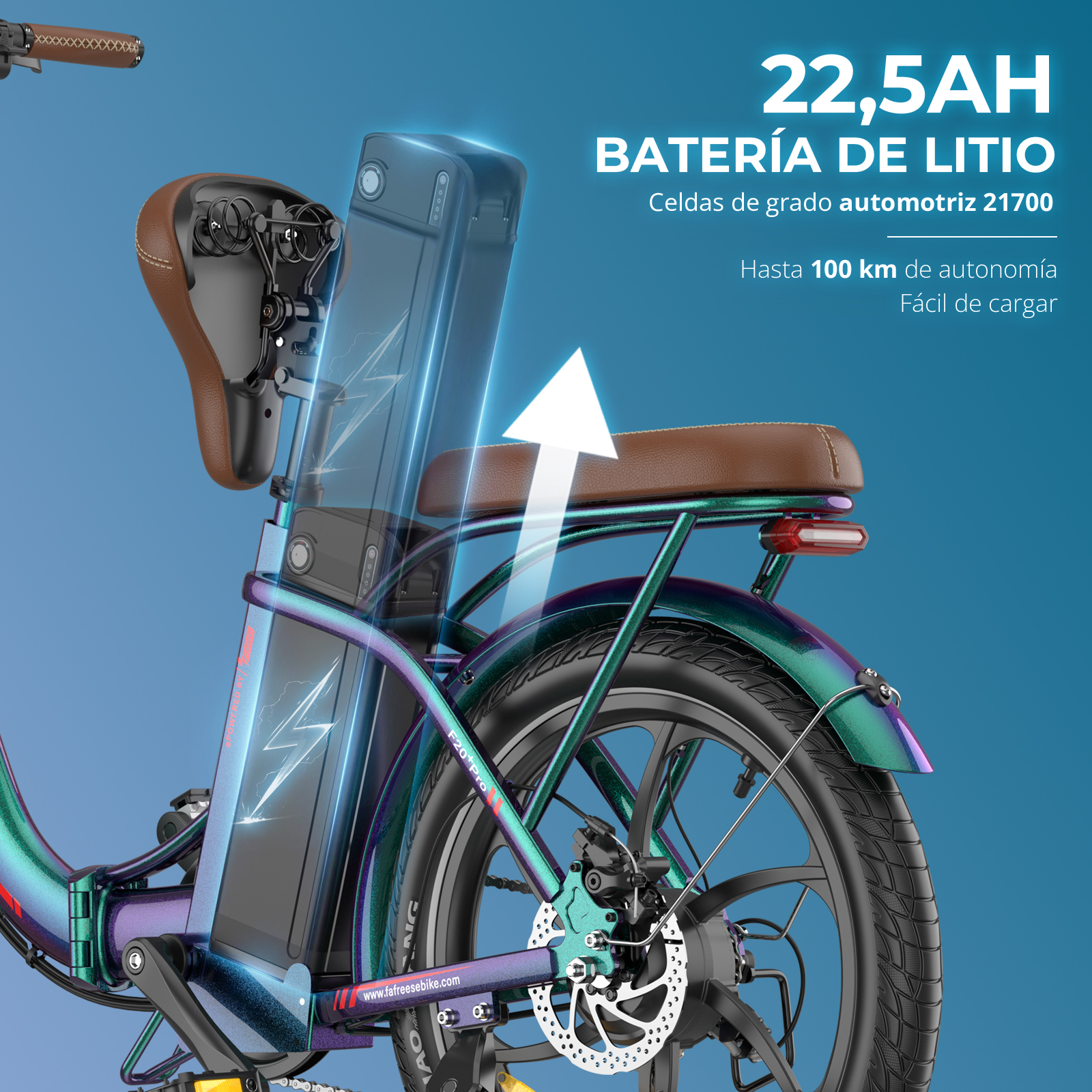 Primer plano de una bicicleta eléctrica que muestra la batería, el asiento y la rueda trasera. Detalles de texto sobre las especificaciones de la batería.