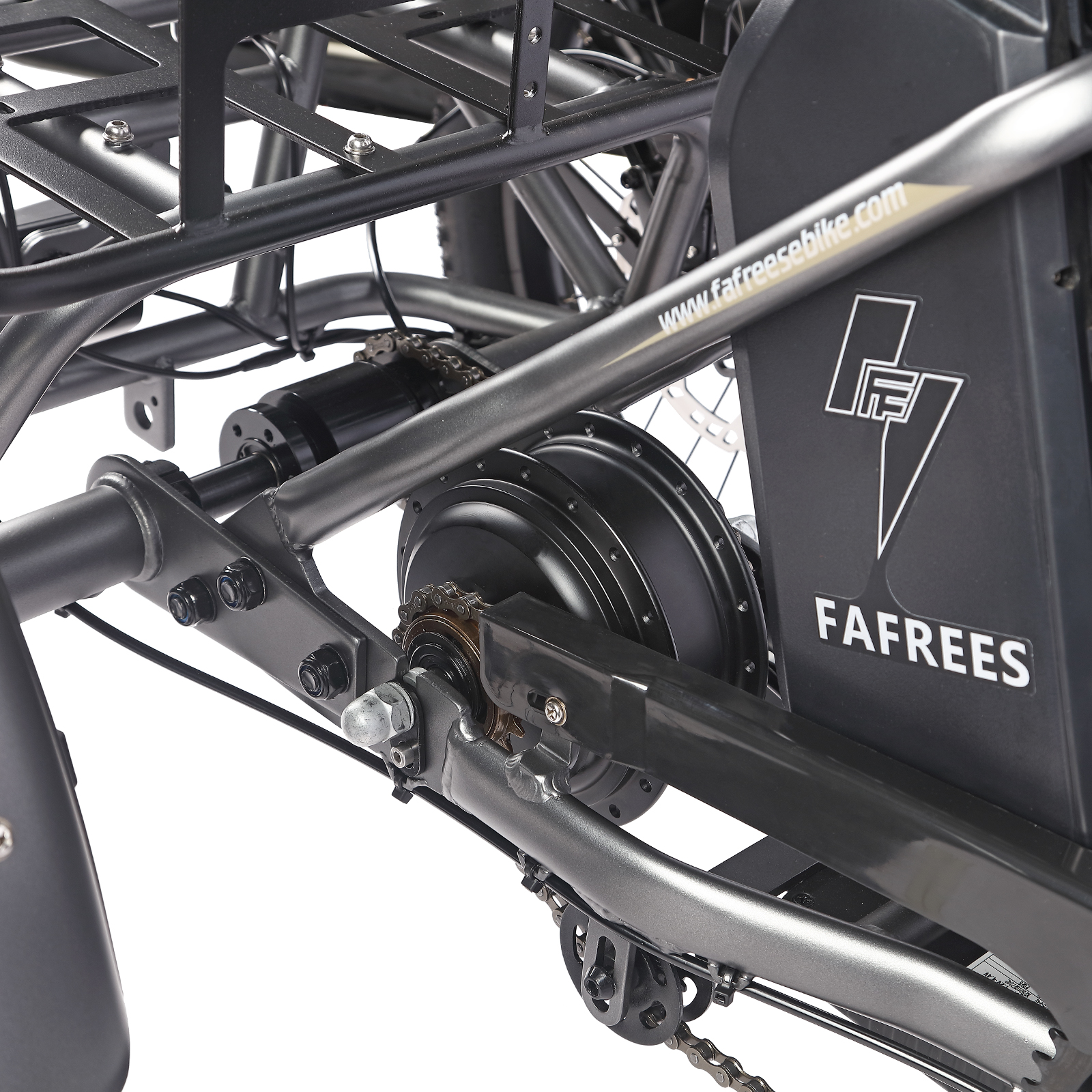 Primo piano della ruota posteriore di una bici elettrica nera, con logo FAREES.