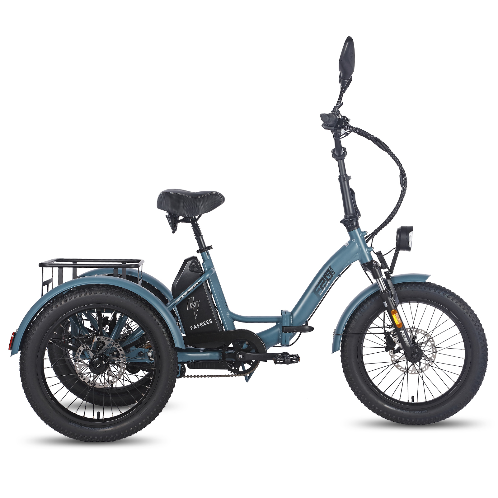 Triciclo elettrico blu con sedile, cestino e pneumatici neri, su sfondo bianco.