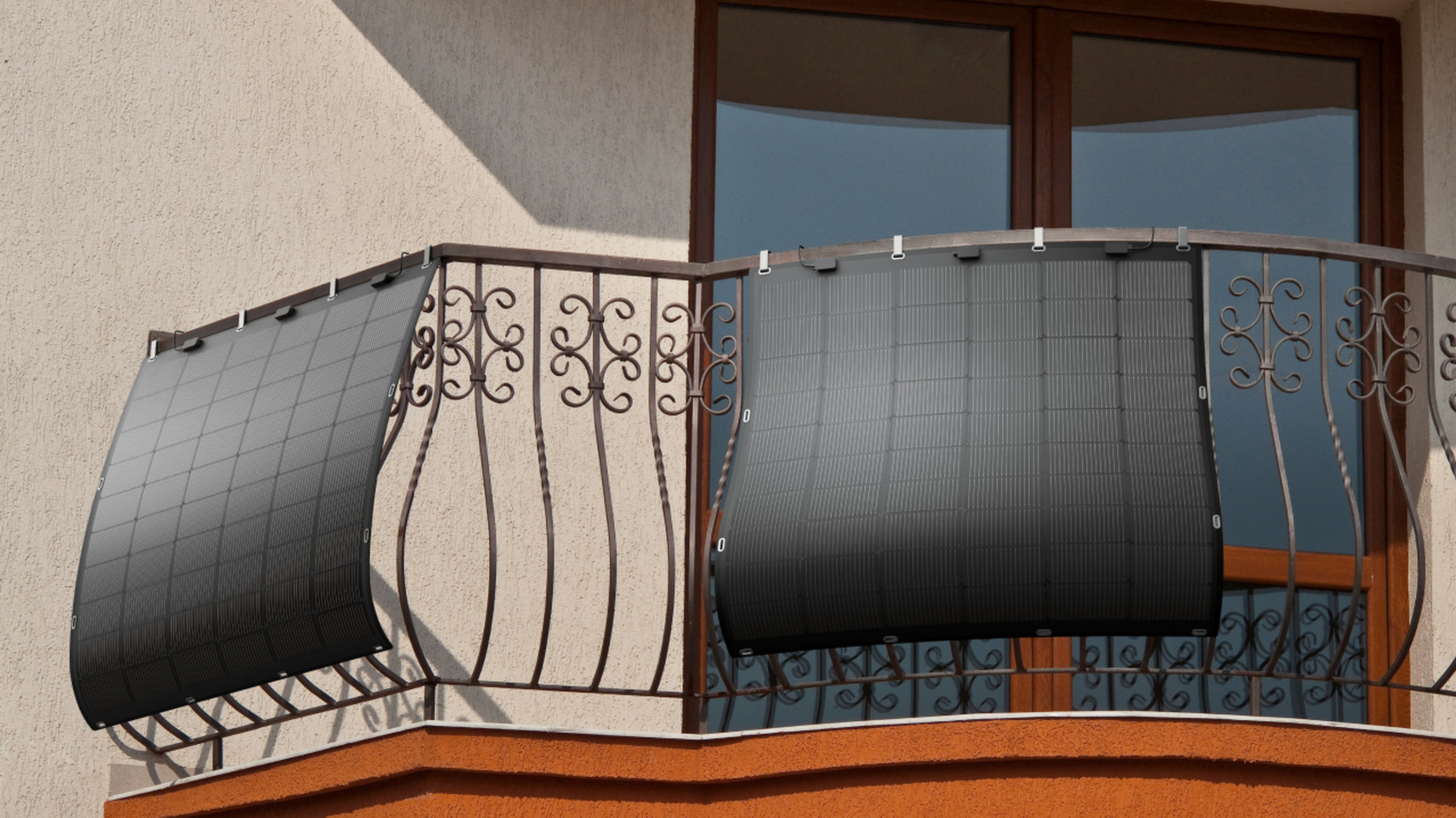 Balkon z metalową balustradą i czarnymi ekranami prywatności przymocowanymi do balustrady.