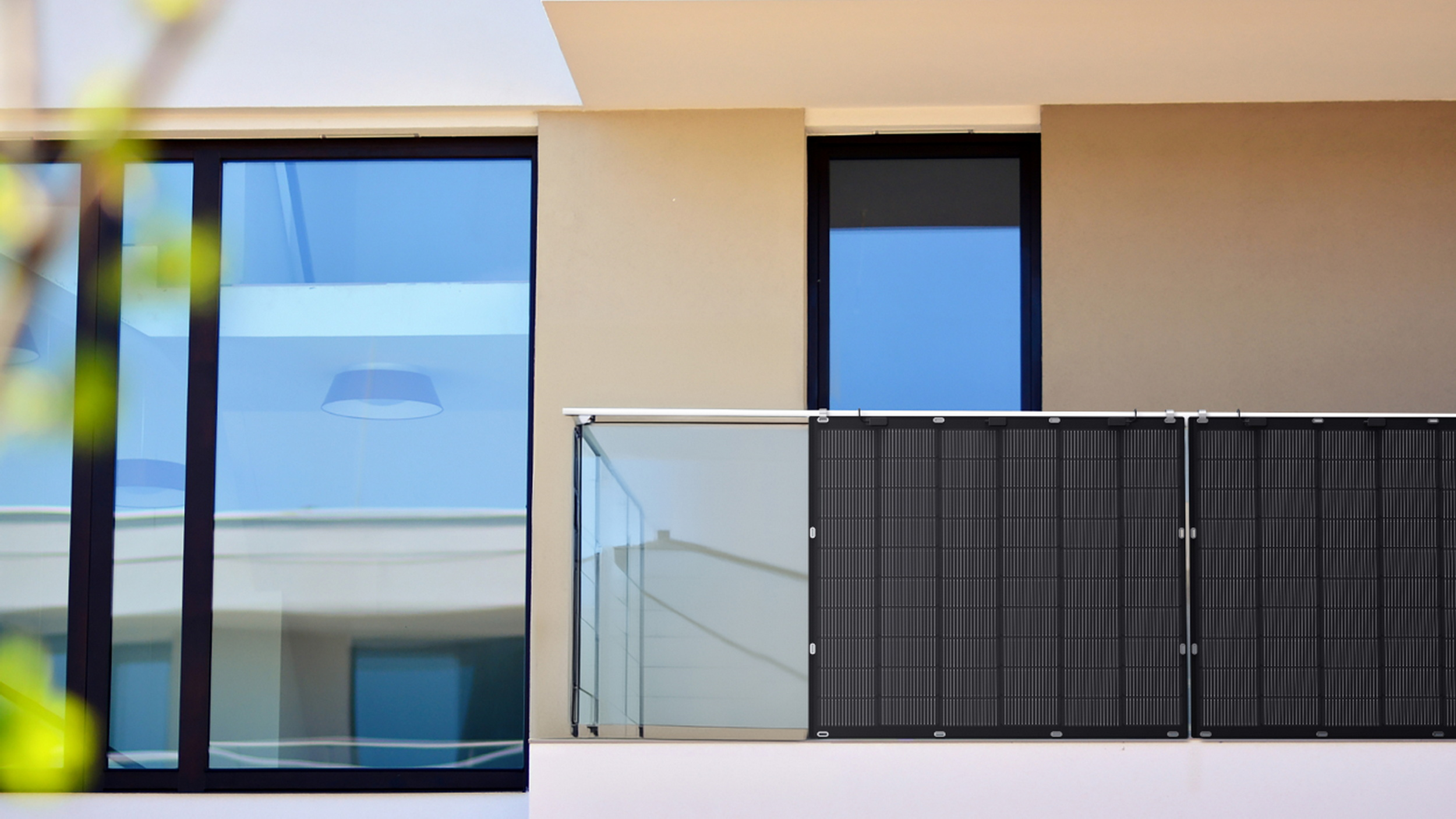 Elewacja budynku ze szklanymi oknami i czarnym ekranem chroniącym prywatność.