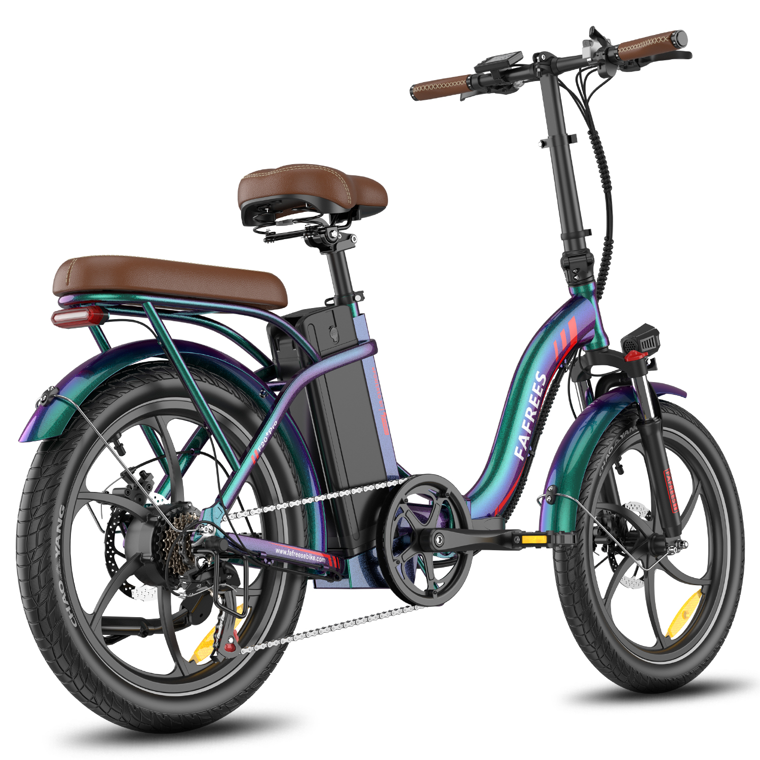 Ein Elektrofahrrad mit buntem Rahmen, braunem Sattel und Lenker sowie schwarzen Reifen.