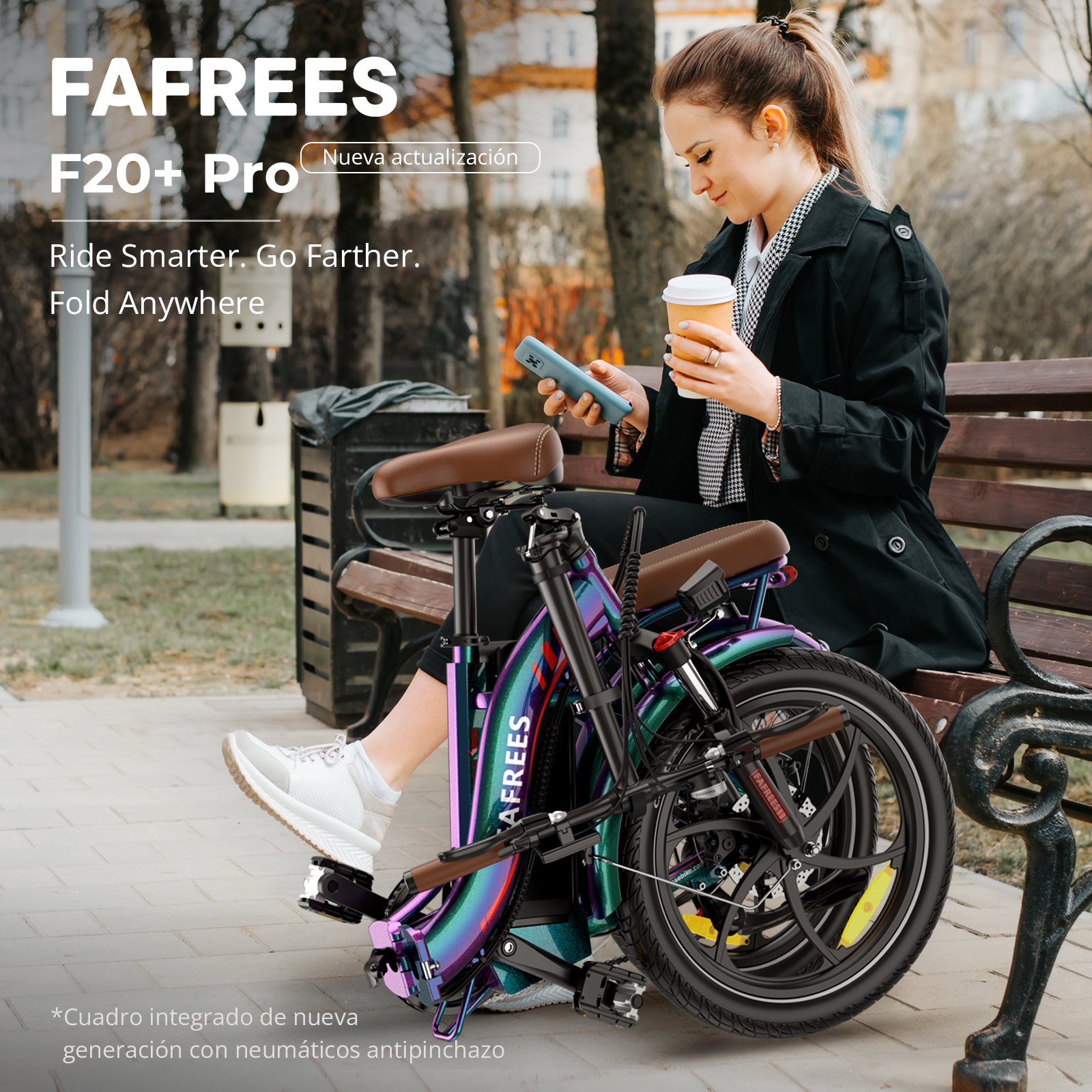 Una mujer con una bicicleta, sosteniendo una taza y un teléfono.