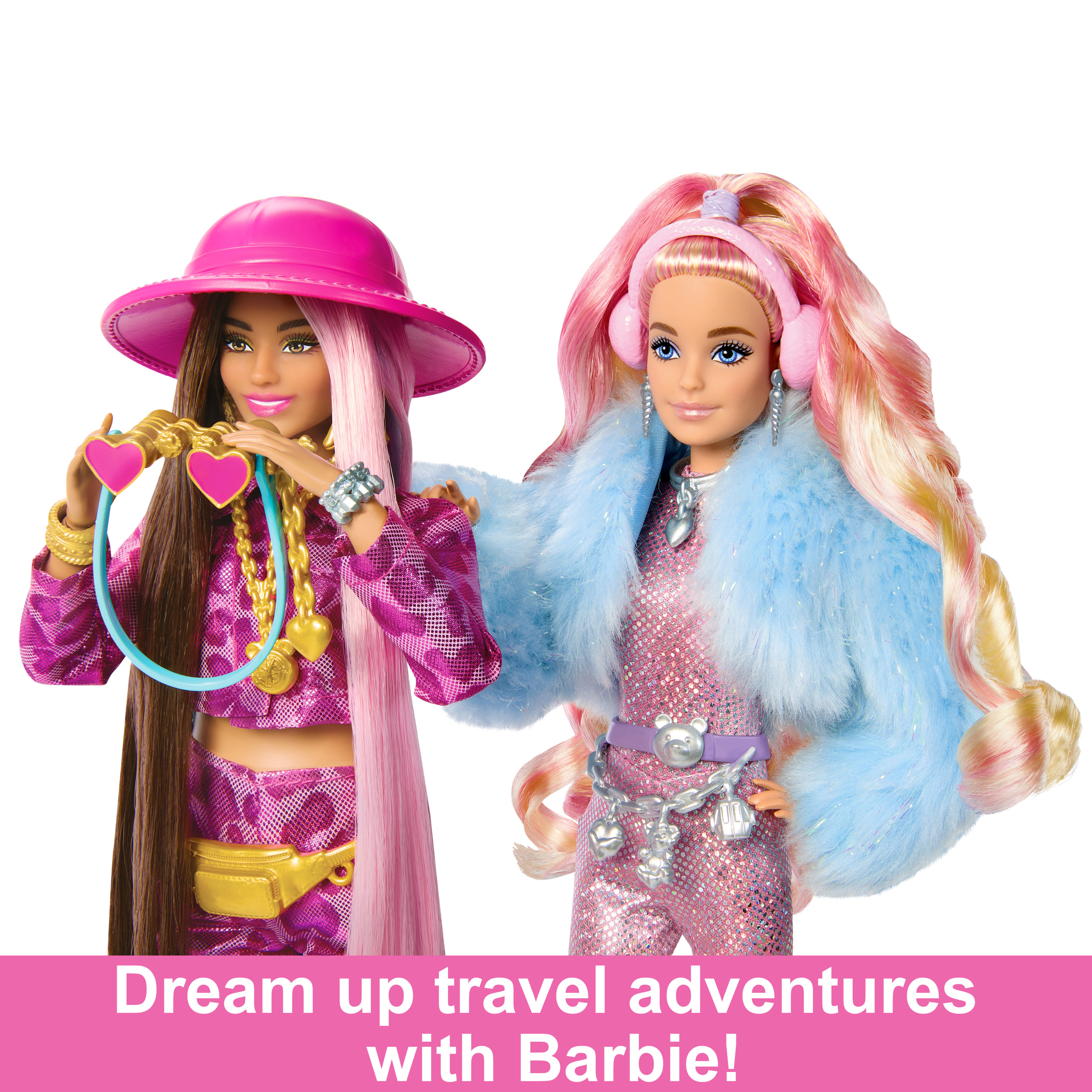 Zwei Barbie-Puppen. Eine trägt Pink, die andere Blau, auf weißem Hintergrund. Text: 'Träume Reiseabenteuer'.