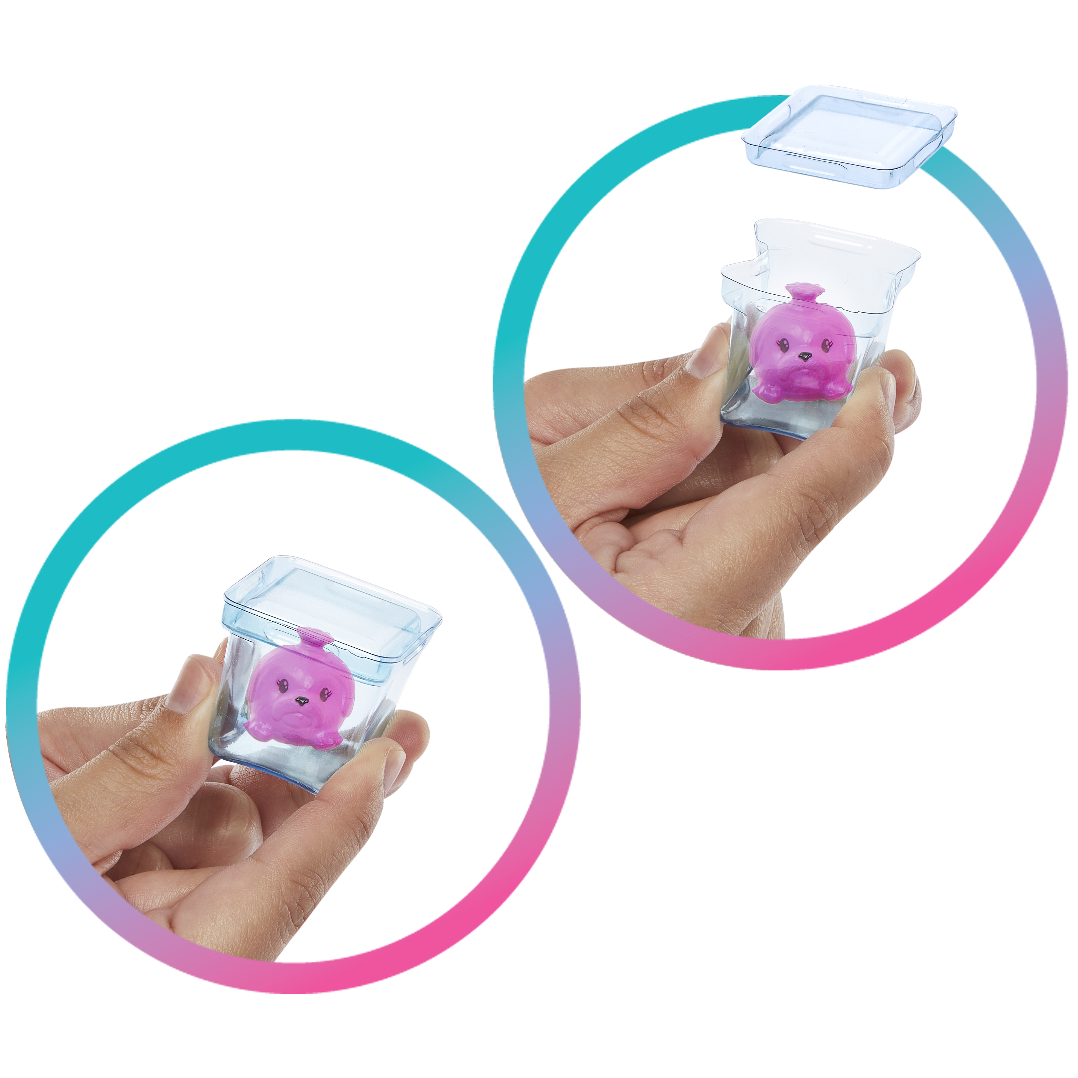 Hände halten kleine, durchsichtige Behälter mit einem rosa Spielzeug darin. Behälter haben blaue Deckel.
