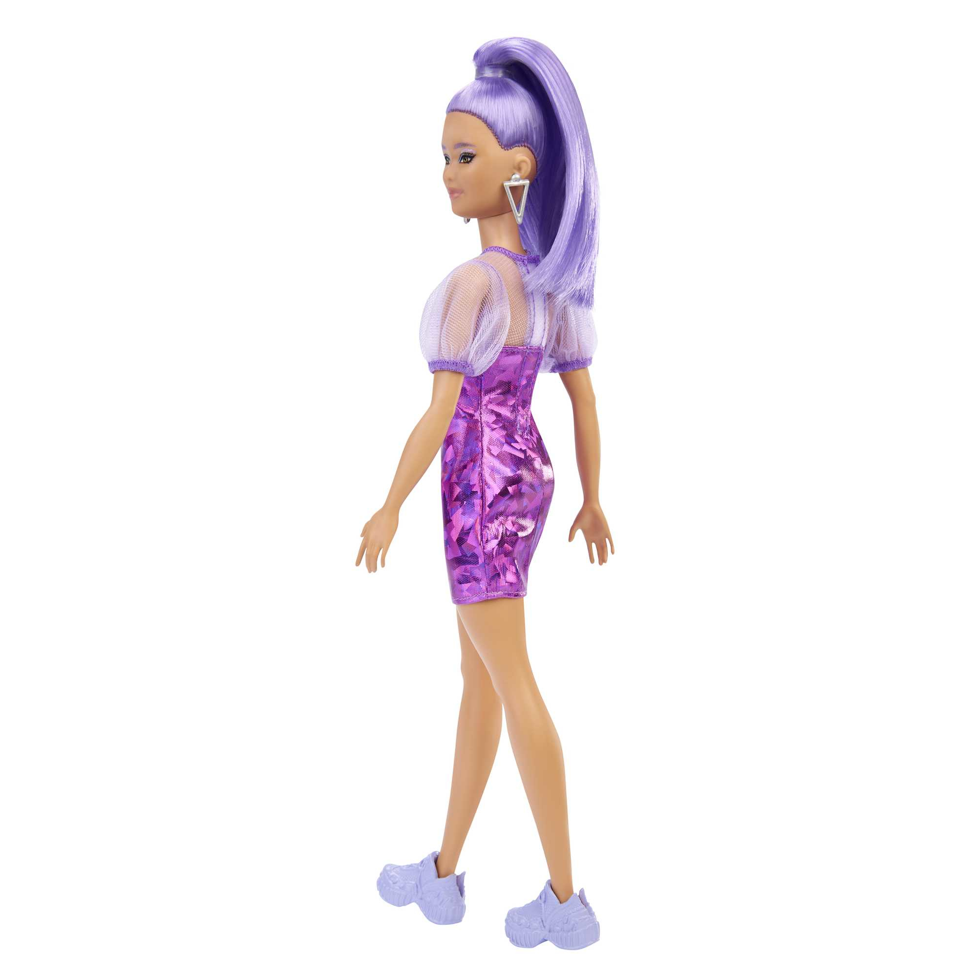 Eine Modepuppe mit lila Haaren und Kleid, stehend.