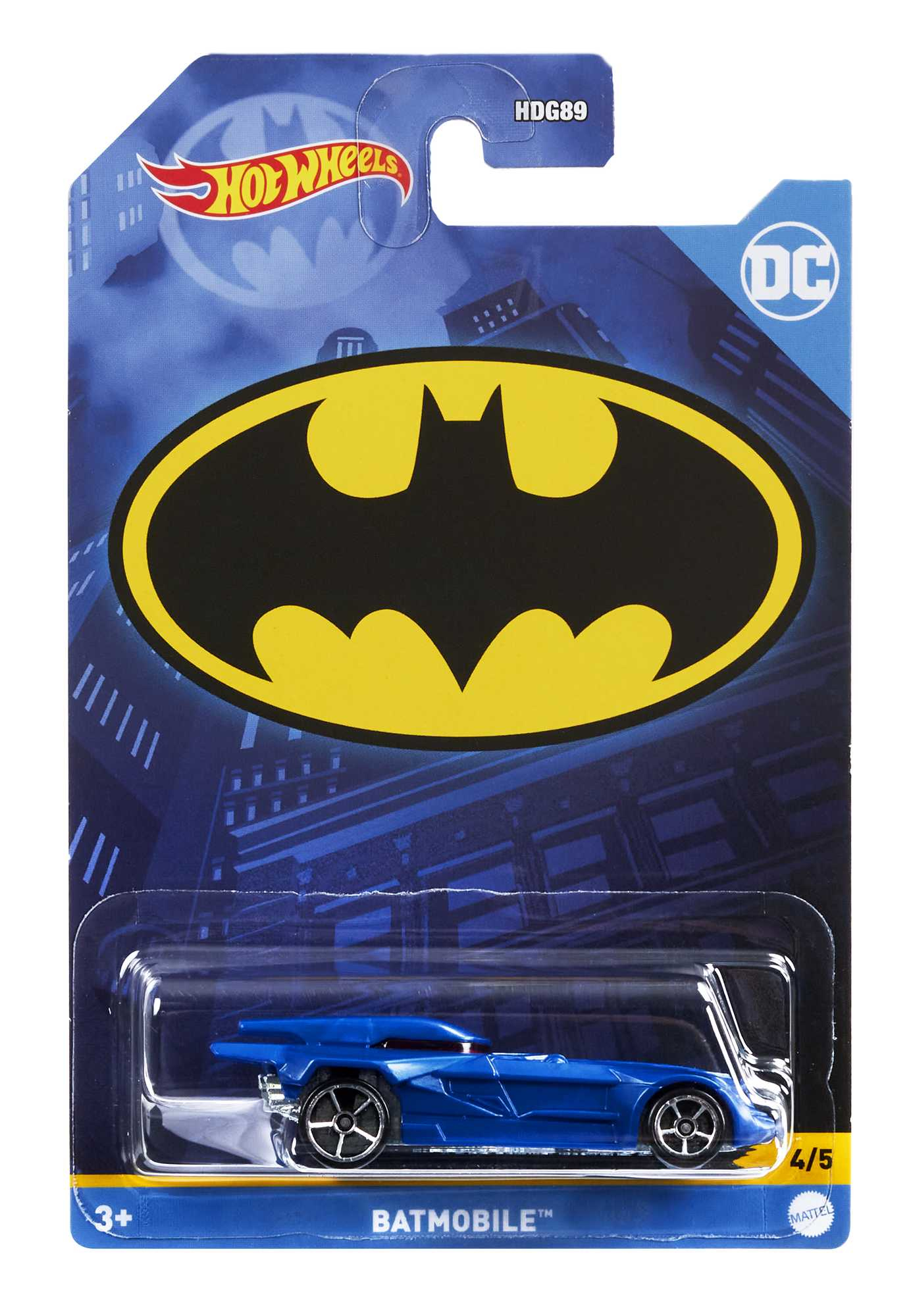 Coche de juguete Batmobile Hot Wheels en embalaje. Coche azul y negro. Fondo con el logo de Batman.