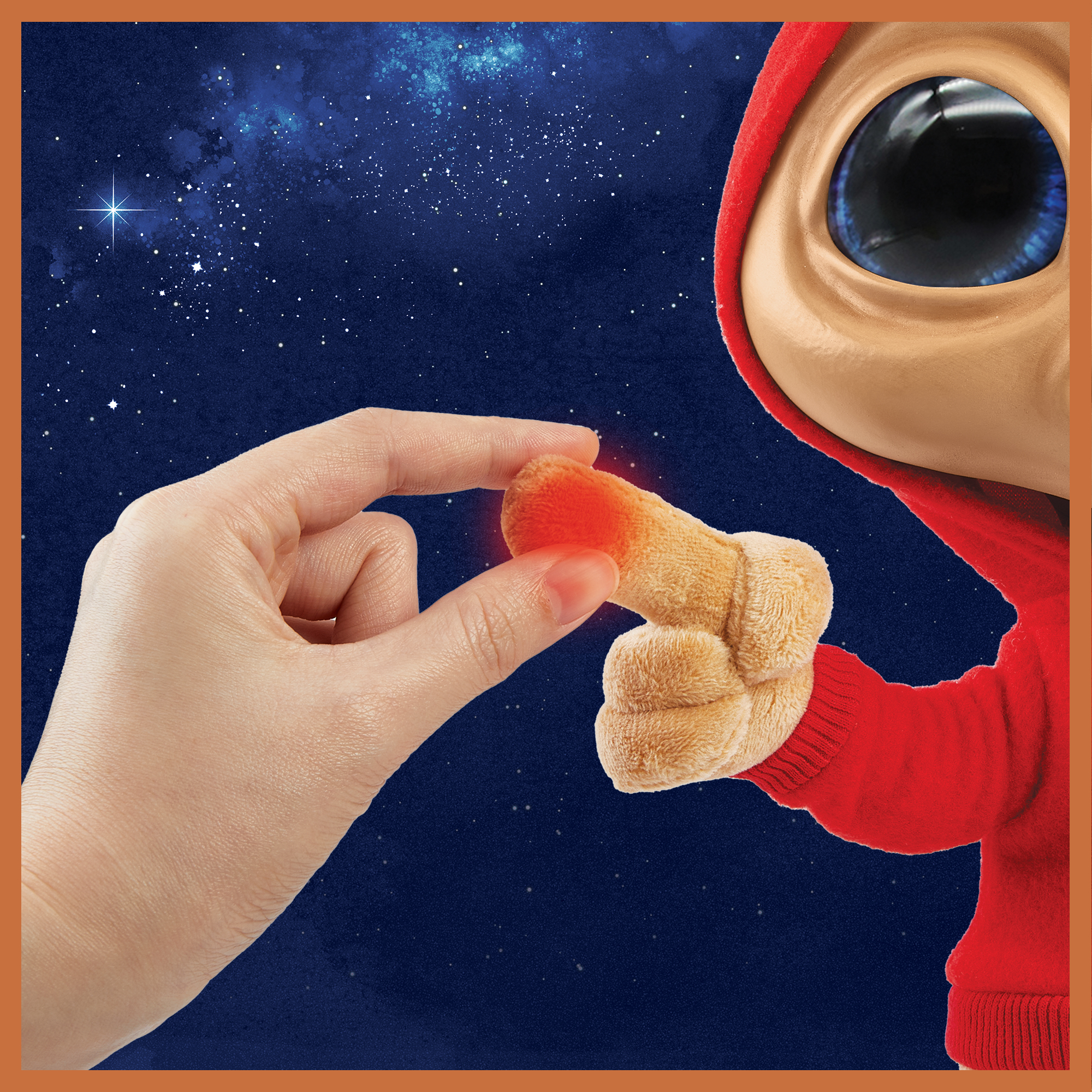 Eine Hand, die einen Käsepuff in der Nähe einer Zeichentrickfigur mit rotem Outfit und großem blauem Auge hält.