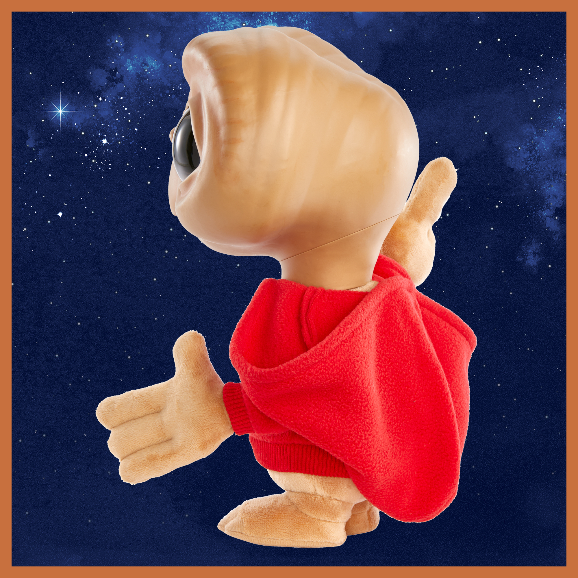Eine Spielfigur von E.T. Der Außerirdische trägt einen roten Kapuzenpullover und blickt den Betrachter an.