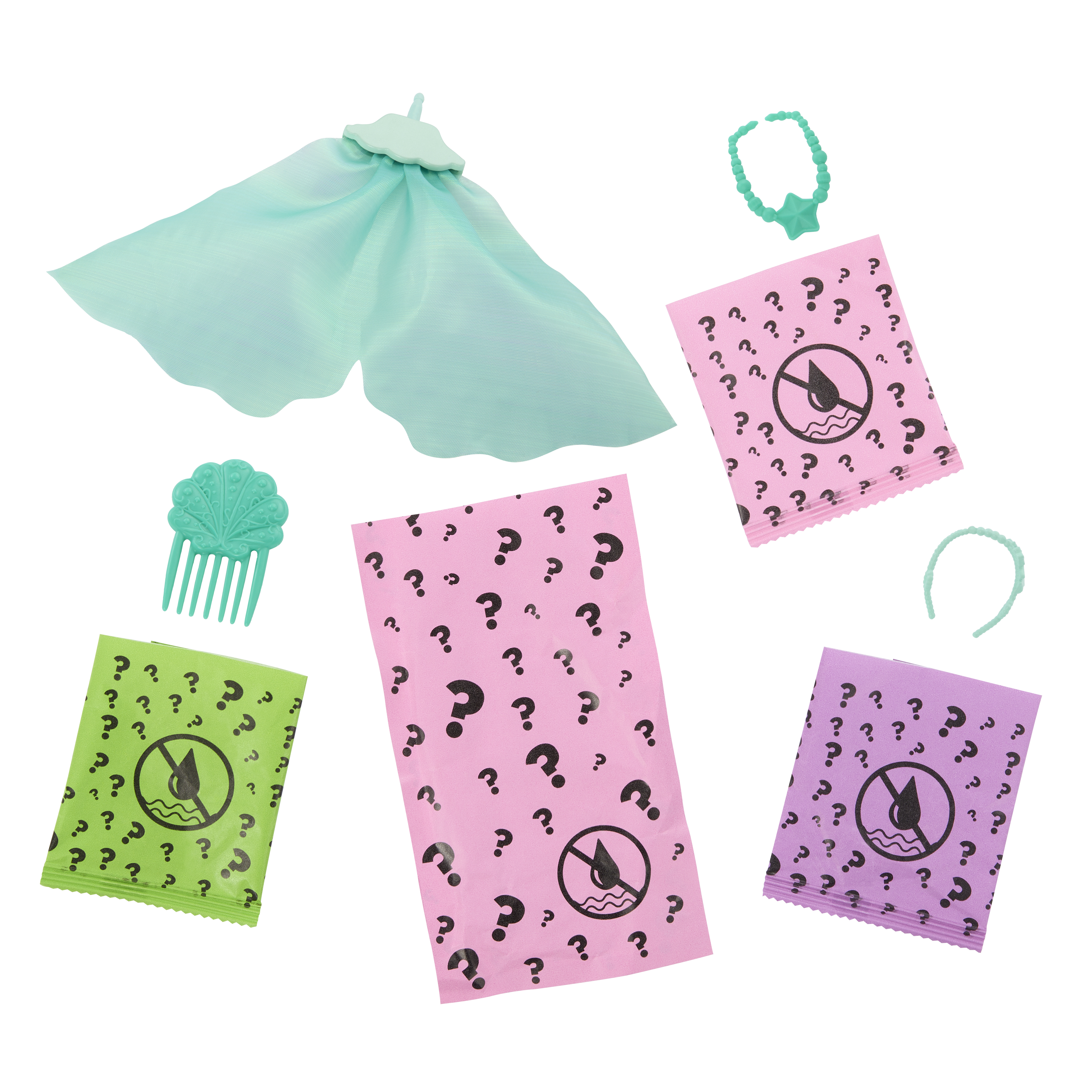 Różne akcesoria dla lalek w torebkach. Obecne są również peleryna, grzebień i naszyjnik.