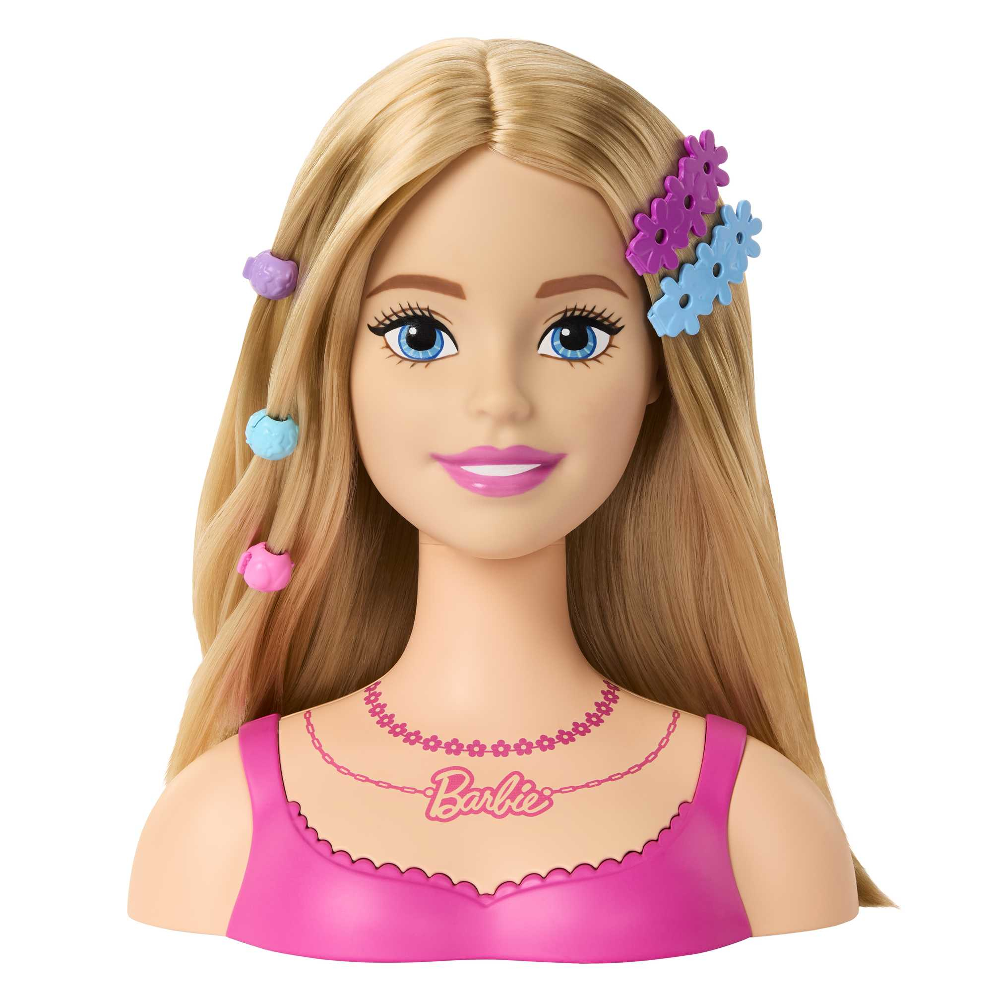 Głowa Barbie z blond włosami, niebieskimi oczami i różową szminką, w różowym topie.