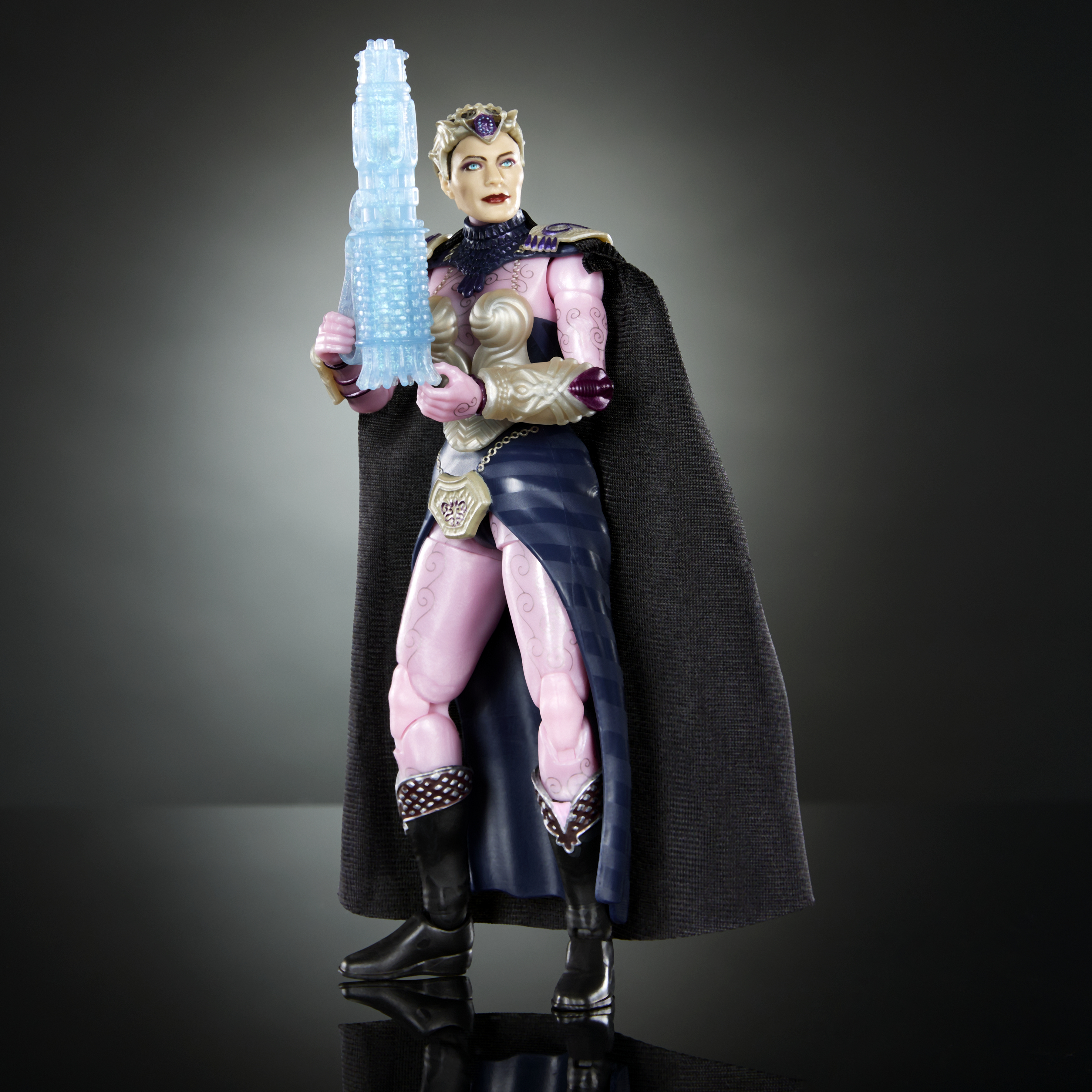 Weibliche Actionfigur mit blauer Kristallwaffe, Rüstung und Umhang tragend.