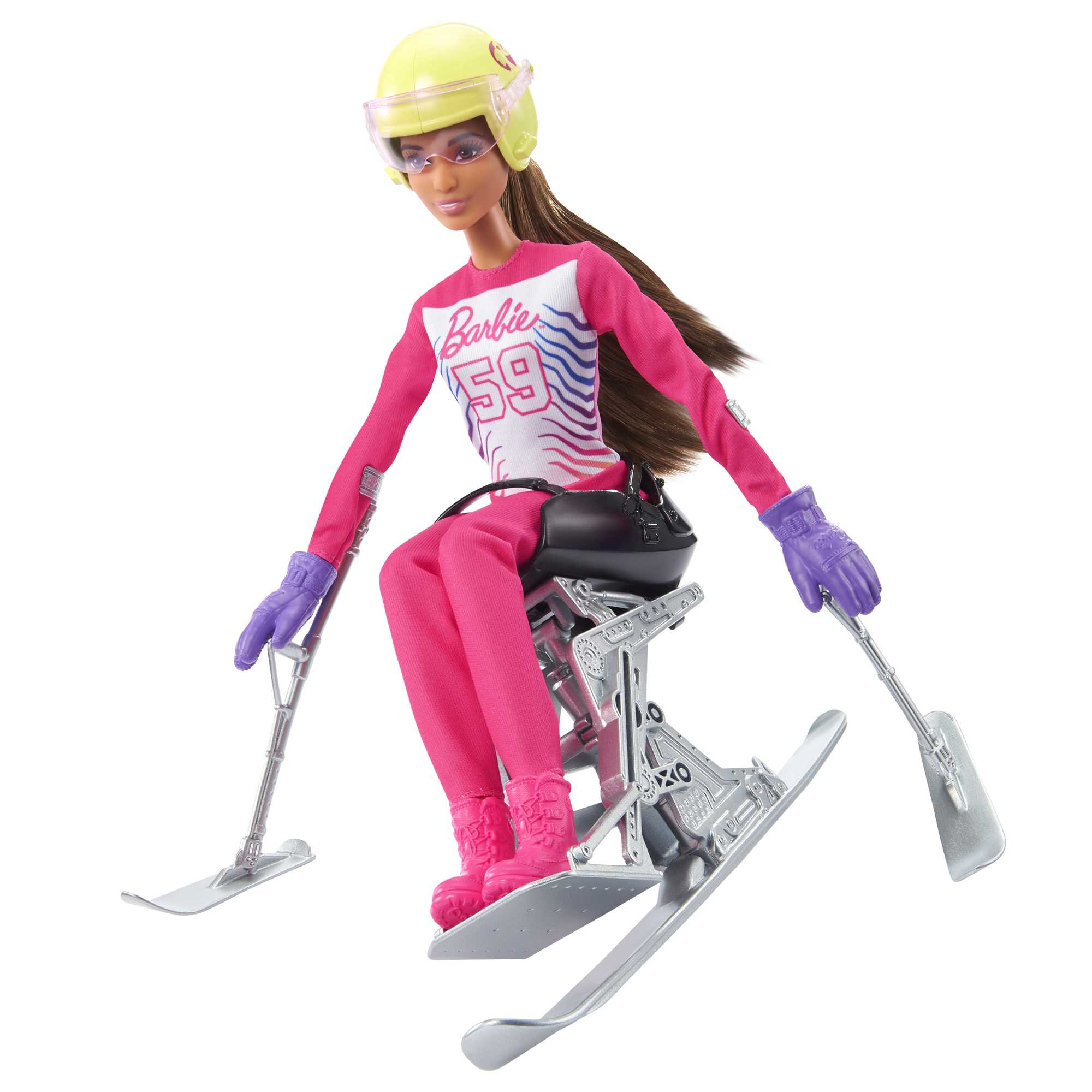 Barbie-Puppe beim Skifahren, trägt rosa Skianzug und gelben Helm, hält Skistöcke. Weißer Hintergrund.