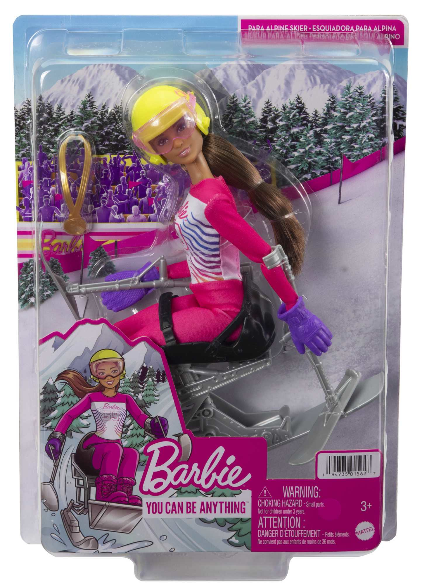 Eine Barbie-Puppe in einem Ski-Outfit ist verpackt. Die Puppe trägt einen gelben Helm und einen rosa Skianzug.