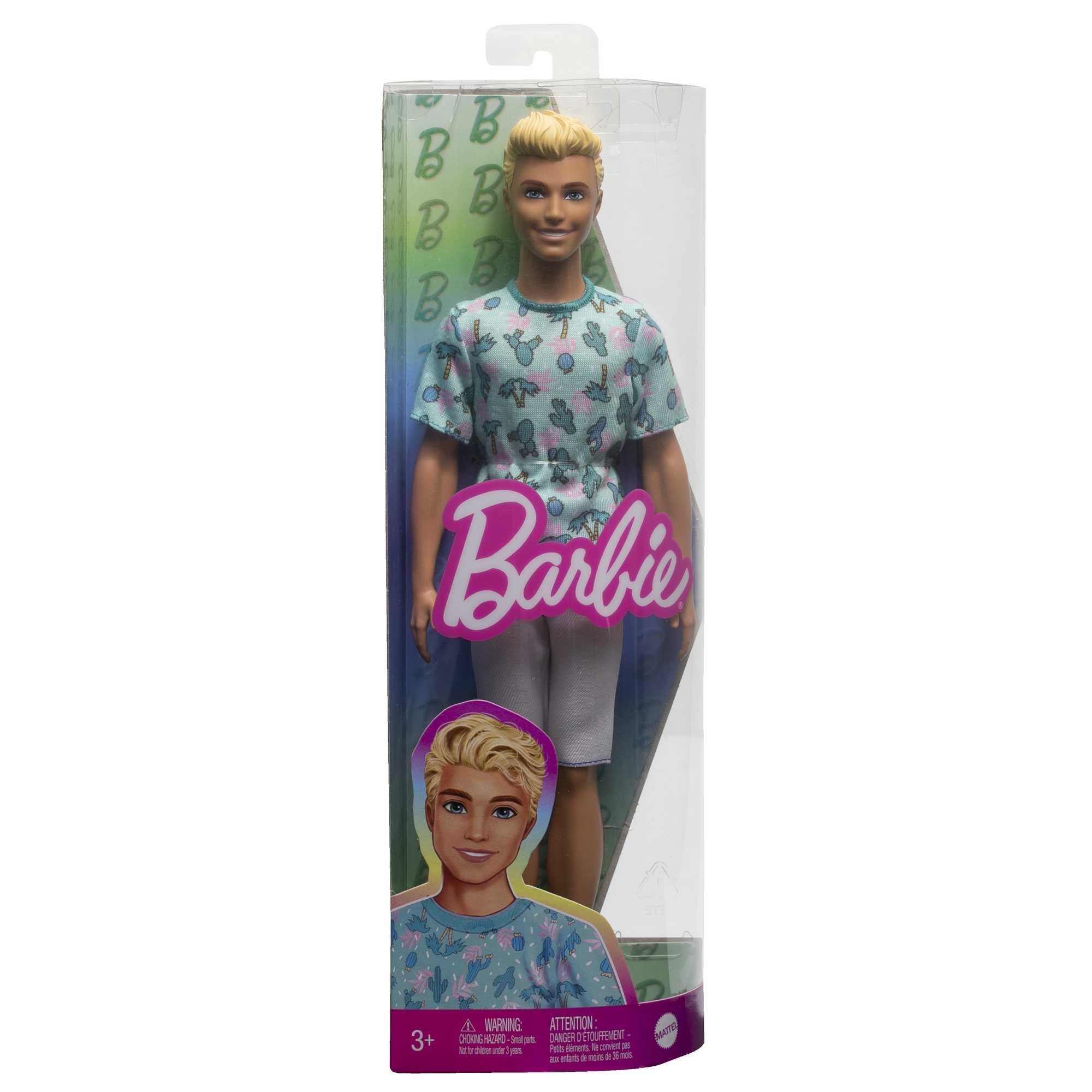 Lalka Ken w przezroczystym plastikowym pudełku. Ma na sobie niebieską koszulę i szare szorty. Widoczne logo Barbie.