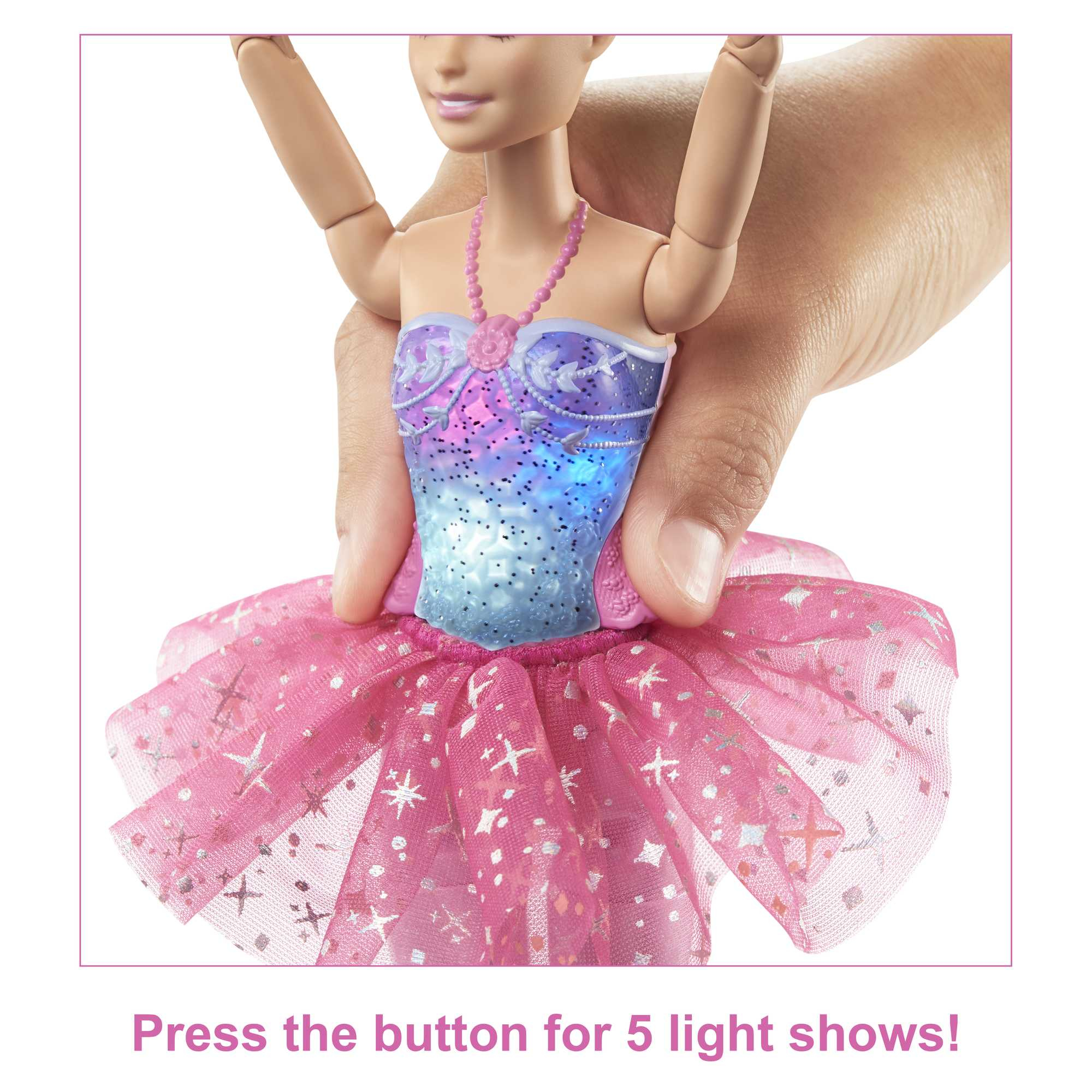 Barbie-Puppe mit leuchtendem Kleid. Rosa Tüllrock. Hand hält die Puppe hoch.