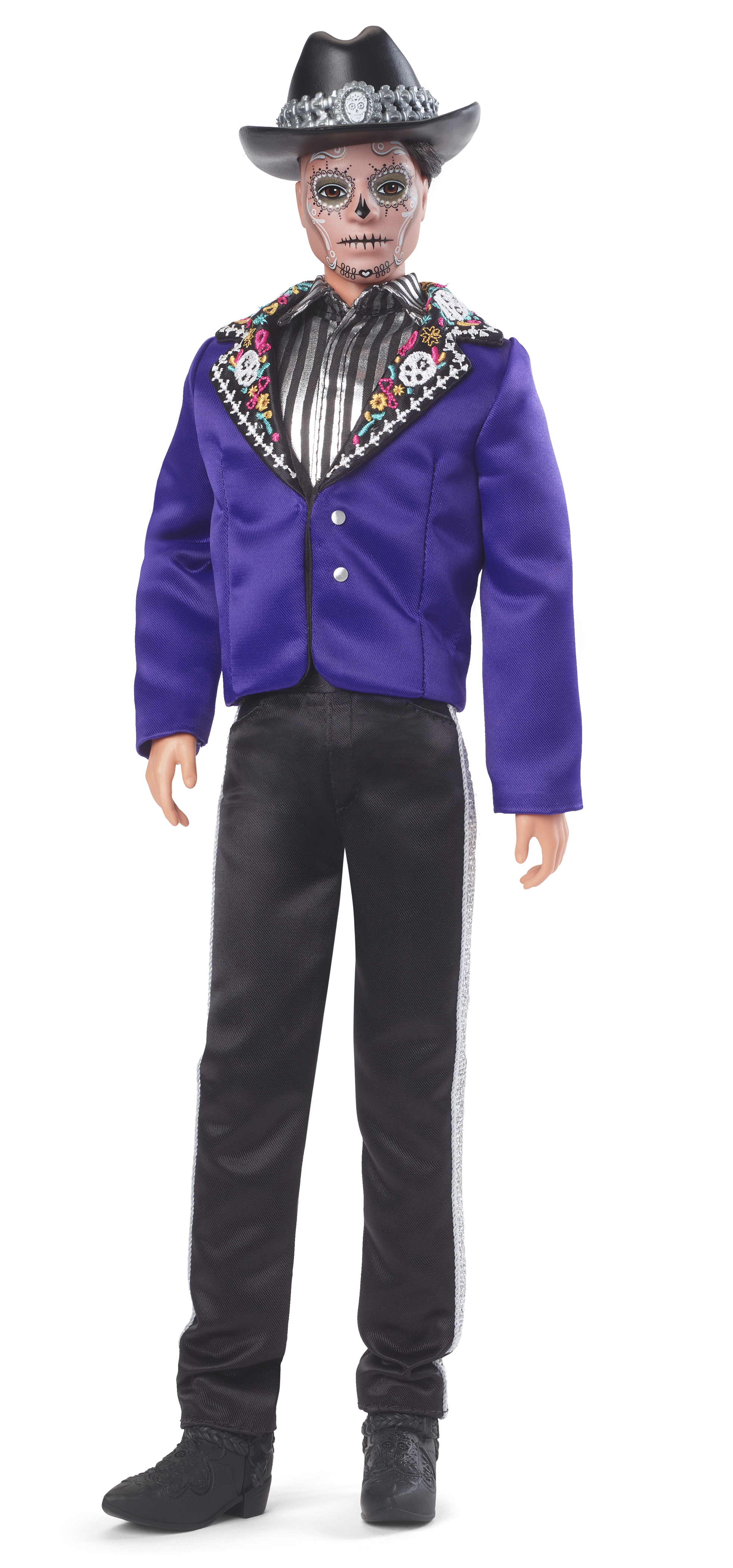 Męska lalka w stroju Dnia Zmarłych z malowaniem twarzy w czaszkę, fioletowej kurtce i czarnych spodniach.