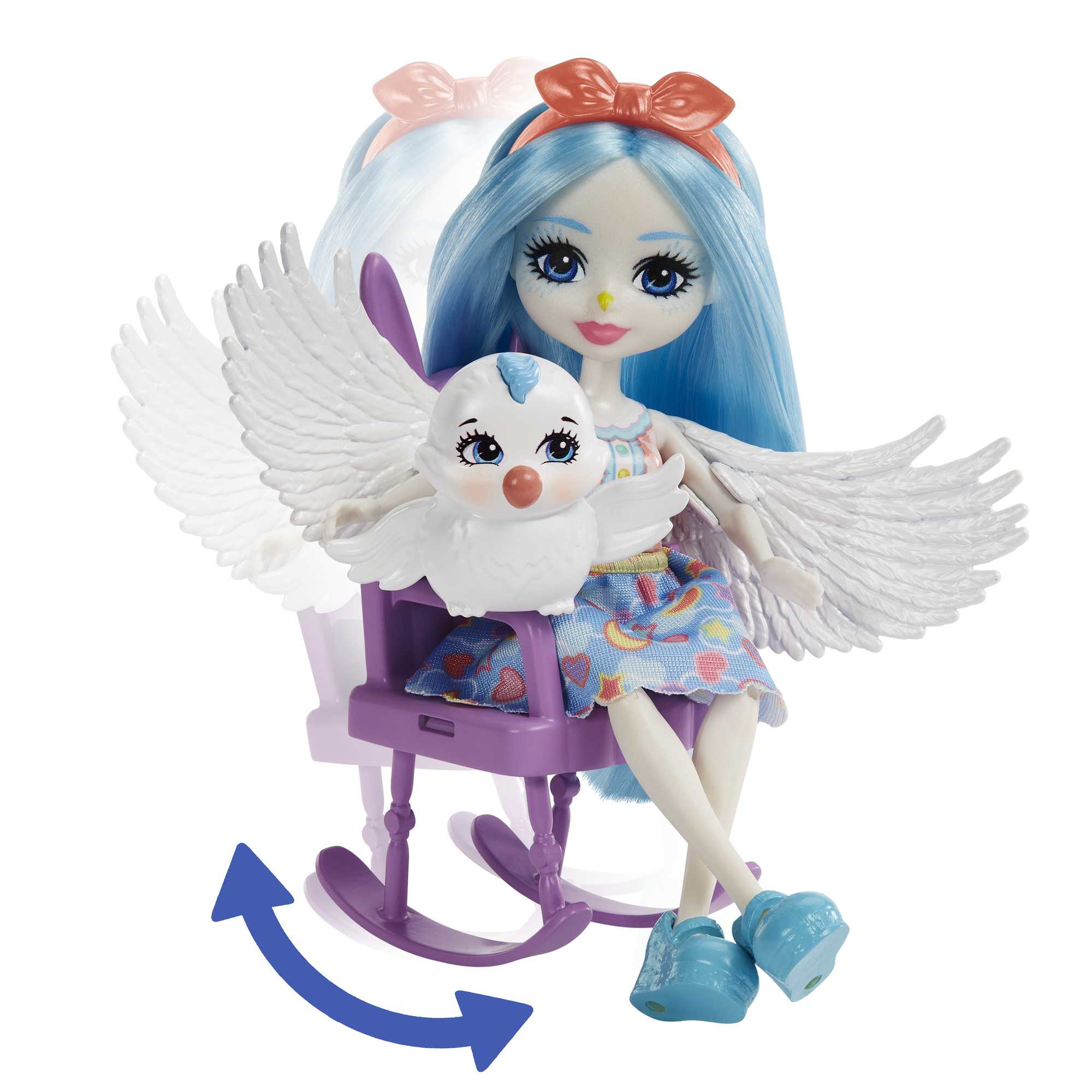 Lalka ze skrzydłami i ptakiem. Lalka siedzi w fioletowym fotelu bujanym.