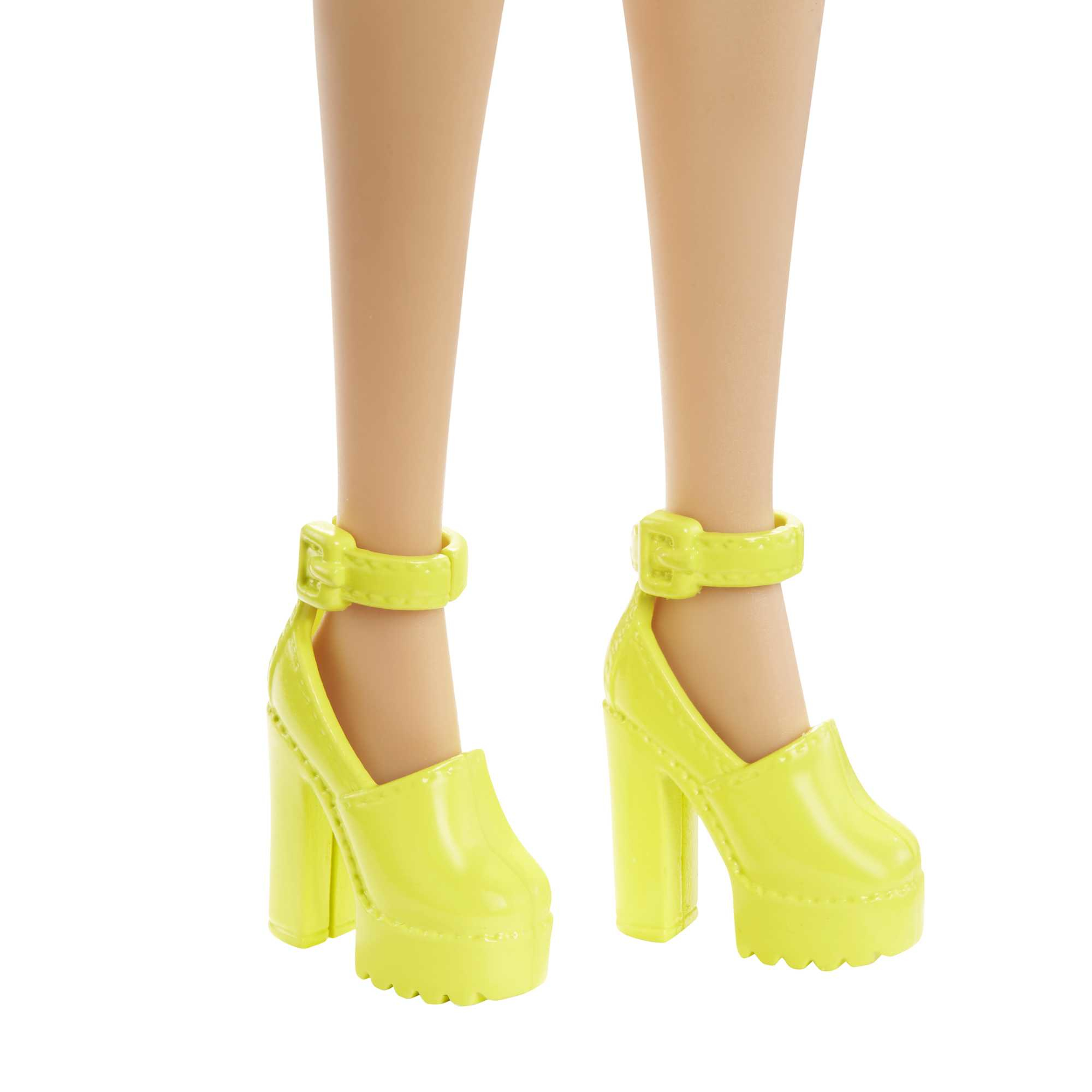 Gelbe Plateau-Absatzschuhe der Barbie-Puppe mit Knöchelriemen. Weißer Hintergrund. Nahaufnahme.