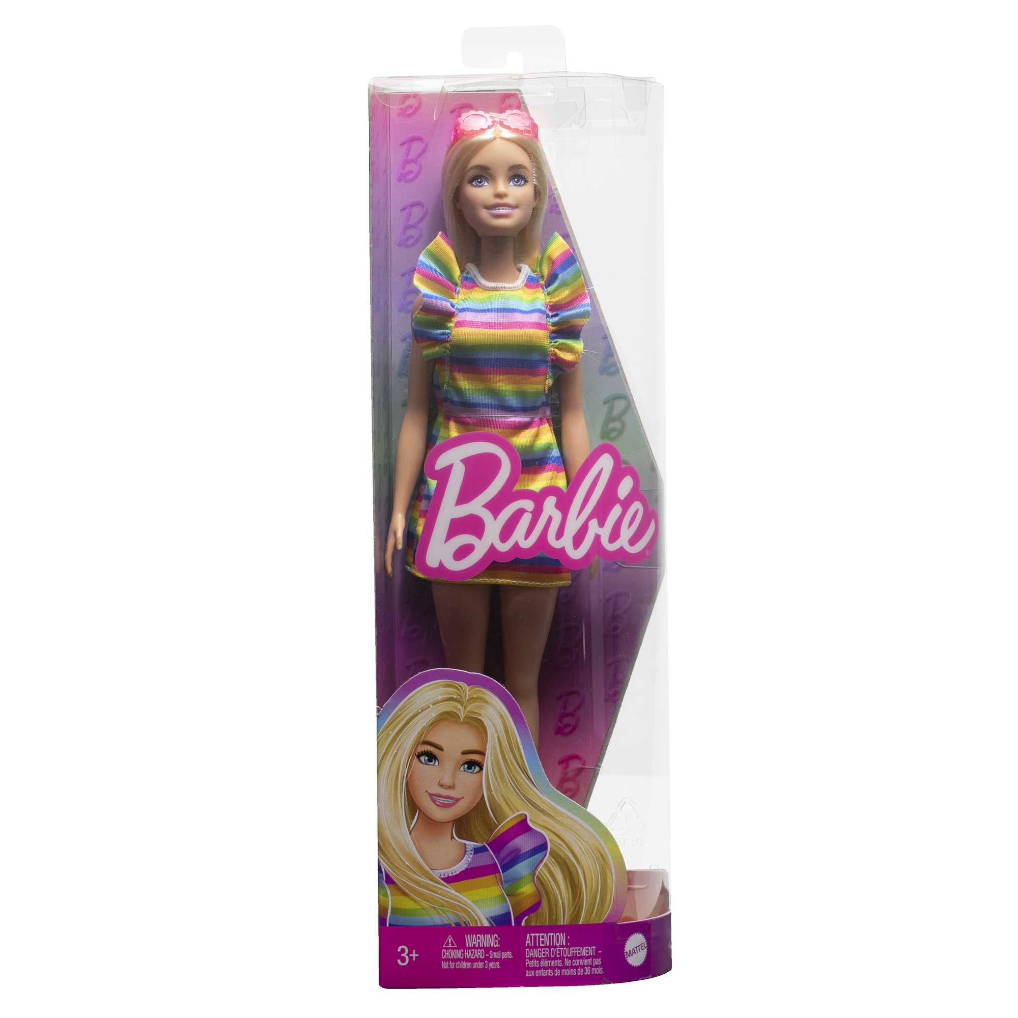 Eine Barbie-Puppe wird in einer Box mit einem bunten Kleid gezeigt. Das Barbie-Logo ist sichtbar.