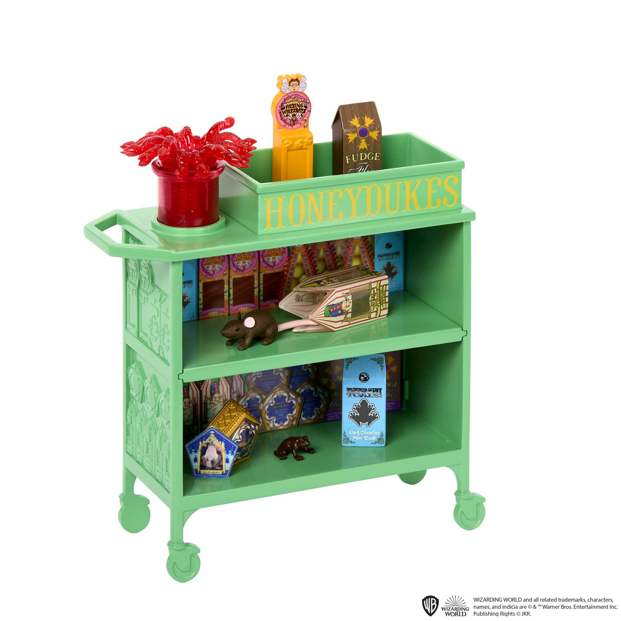 Zielony wózek ze słodyczami Honeydukes ze słodyczami na białym tle. Zawiera słodycze.