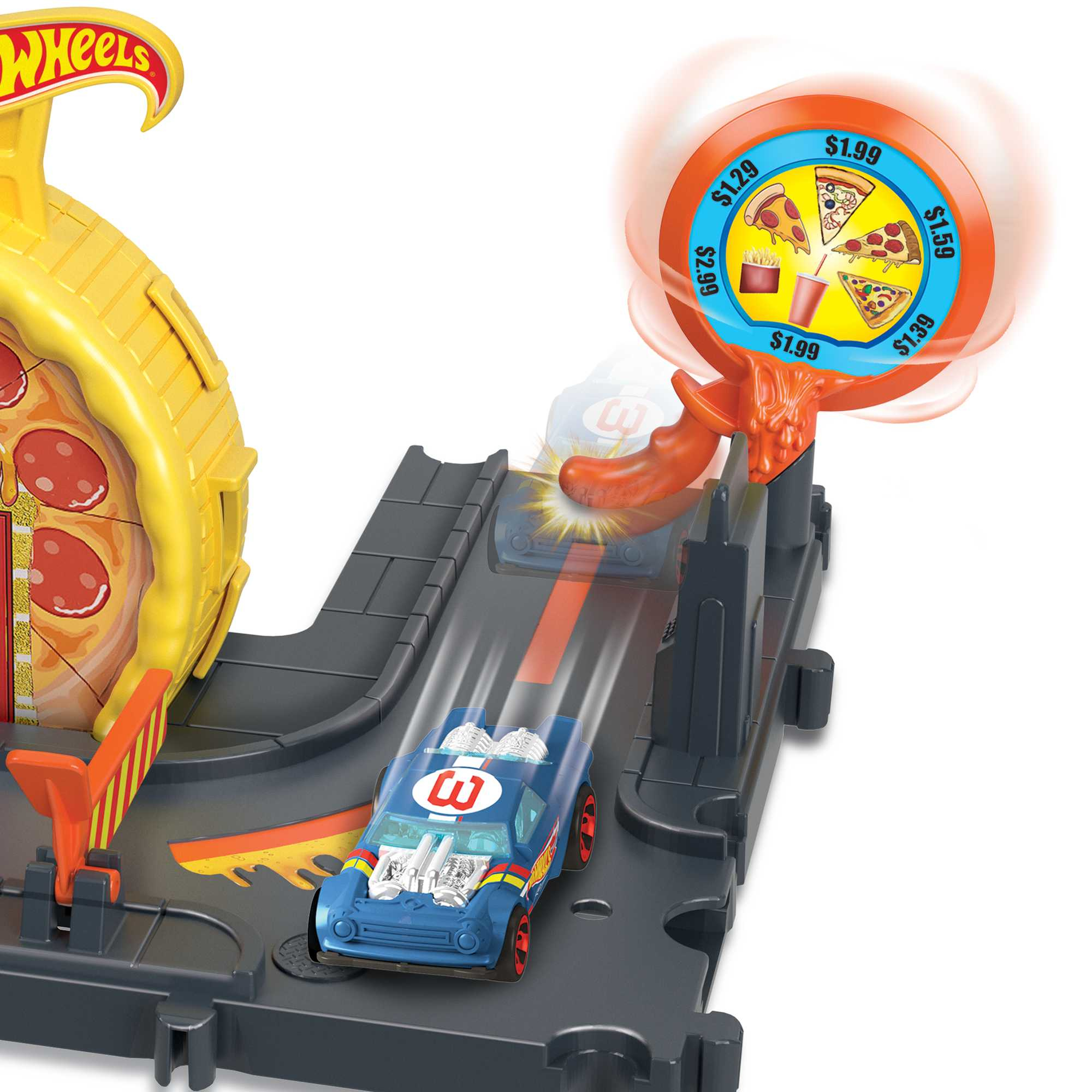 Pista Hot Wheels con auto blu che corre verso struttura a tema pizza. Display prezzi visibile.