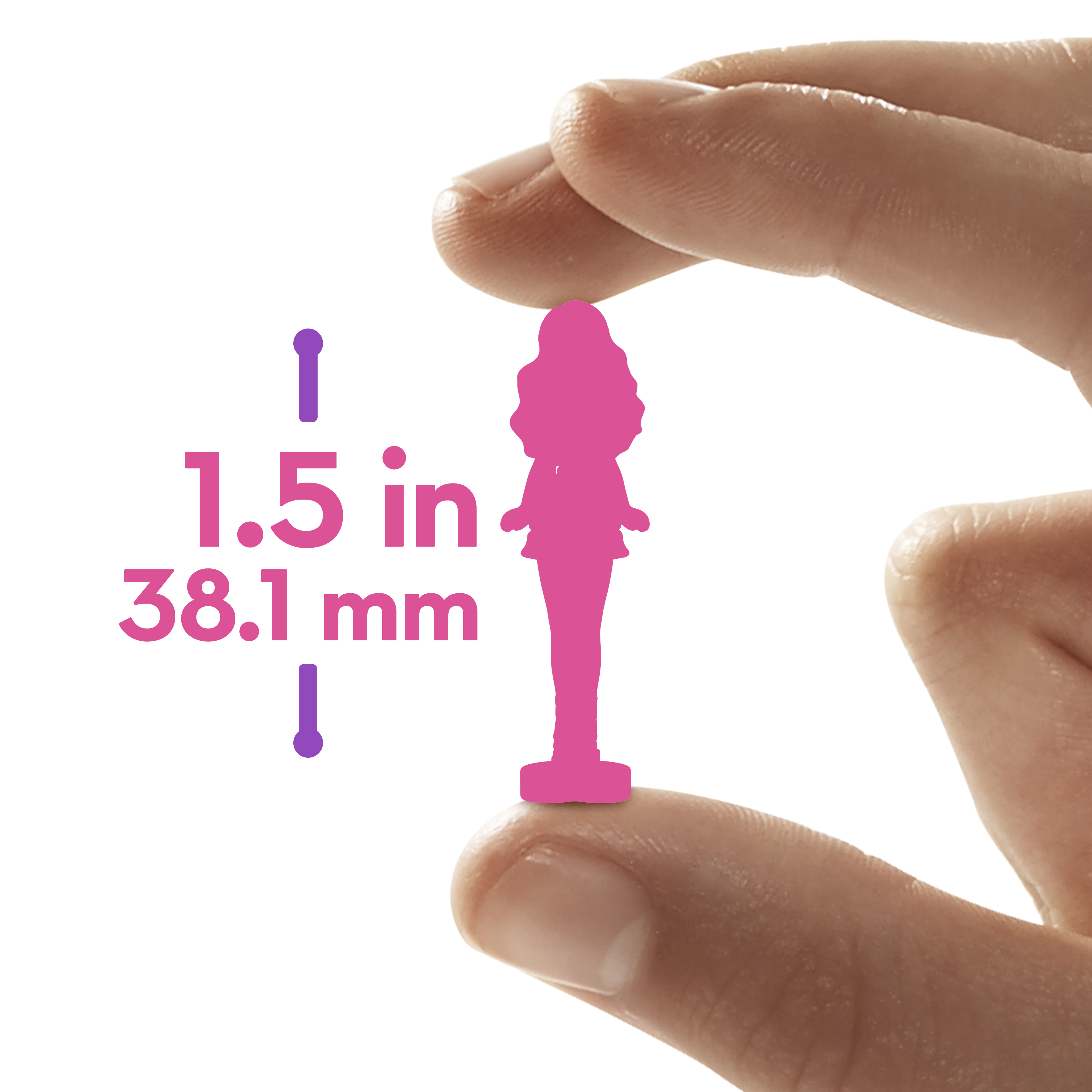 La mano di una persona tiene in mano una bambola rosa in miniatura. Vengono fornite le misure. La bambola è alta 1,5 pollici.