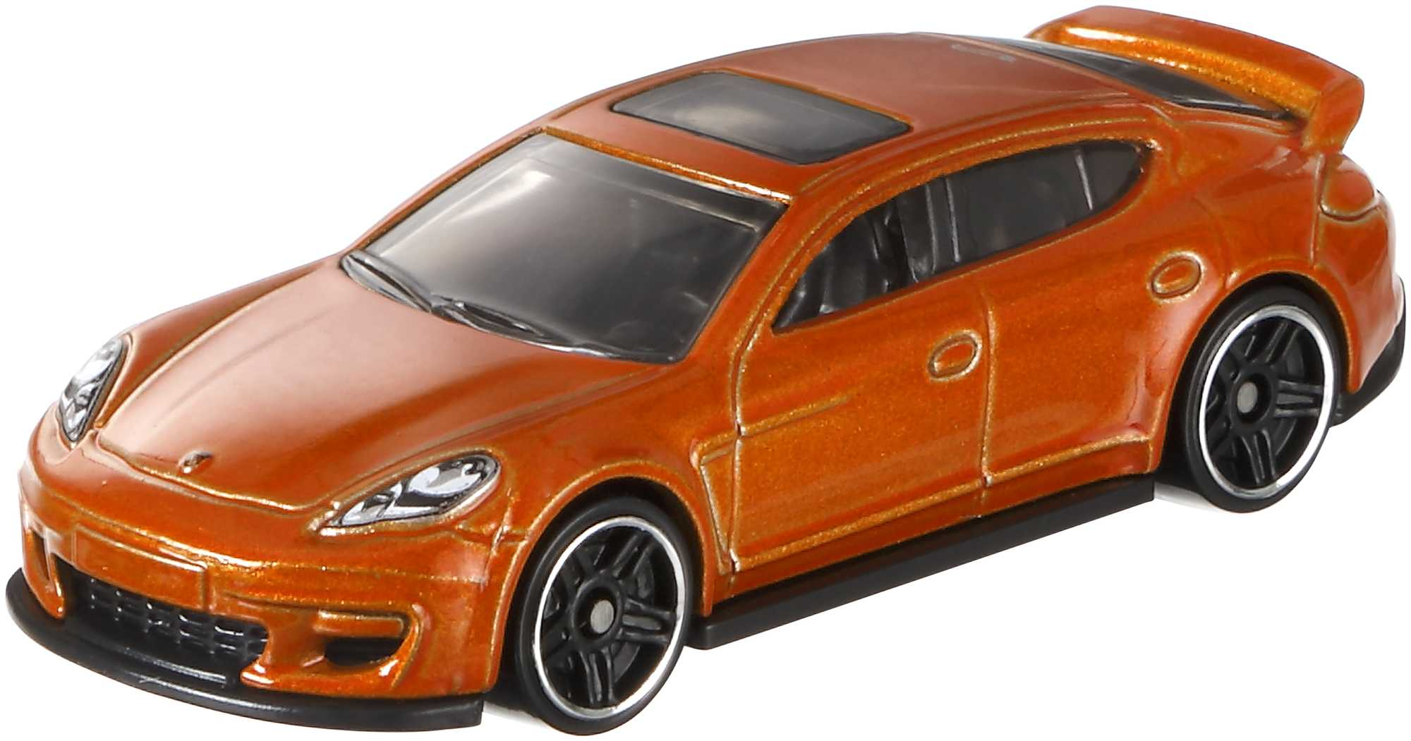 Coche deportivo naranja de juguete con ruedas negras.