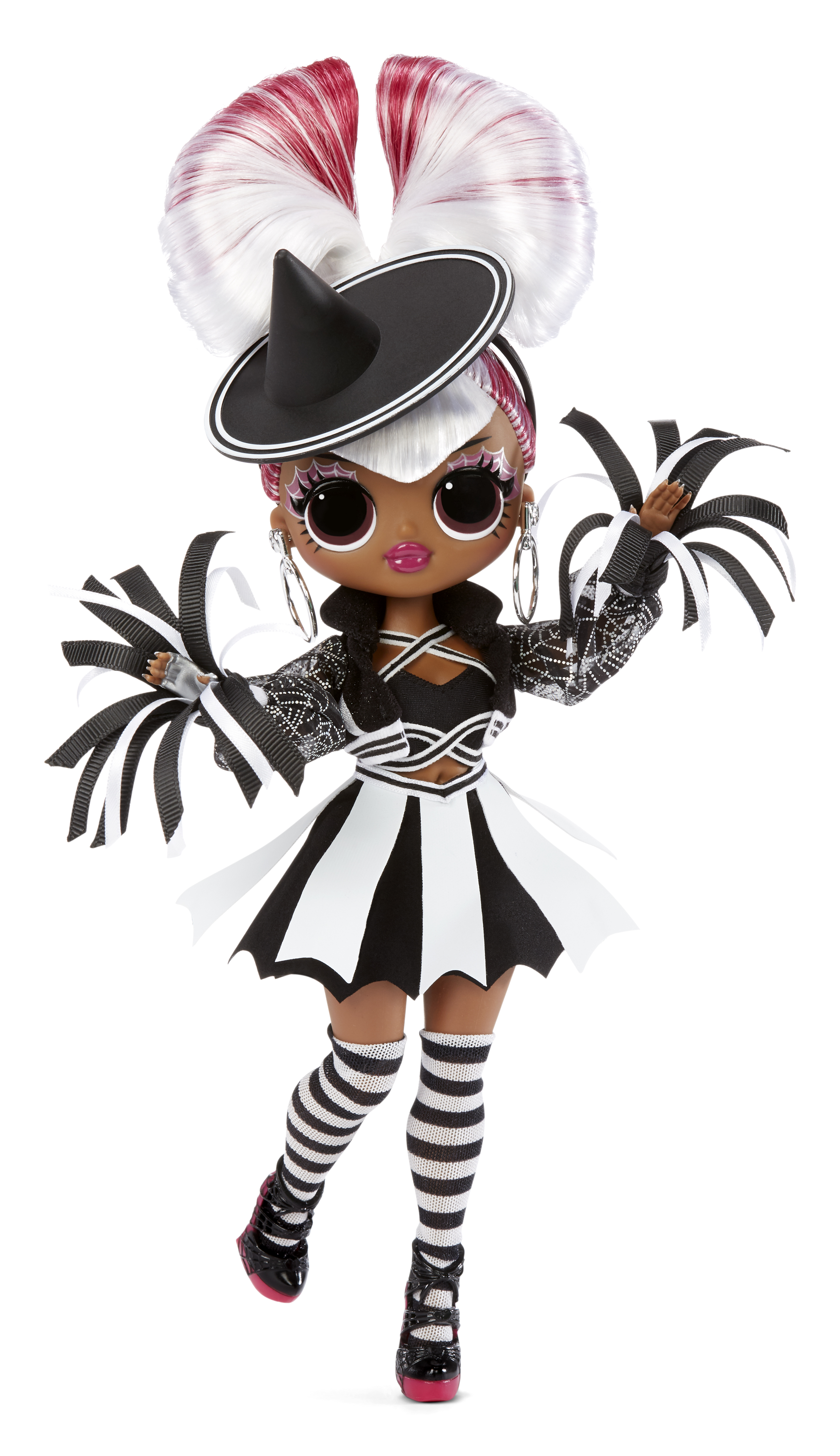 Lalka z białymi i czerwonymi włosami, czarnym kapeluszem czarownicy i czarno-białym strojem. Ma duże czarne okulary przeciwsłoneczne.