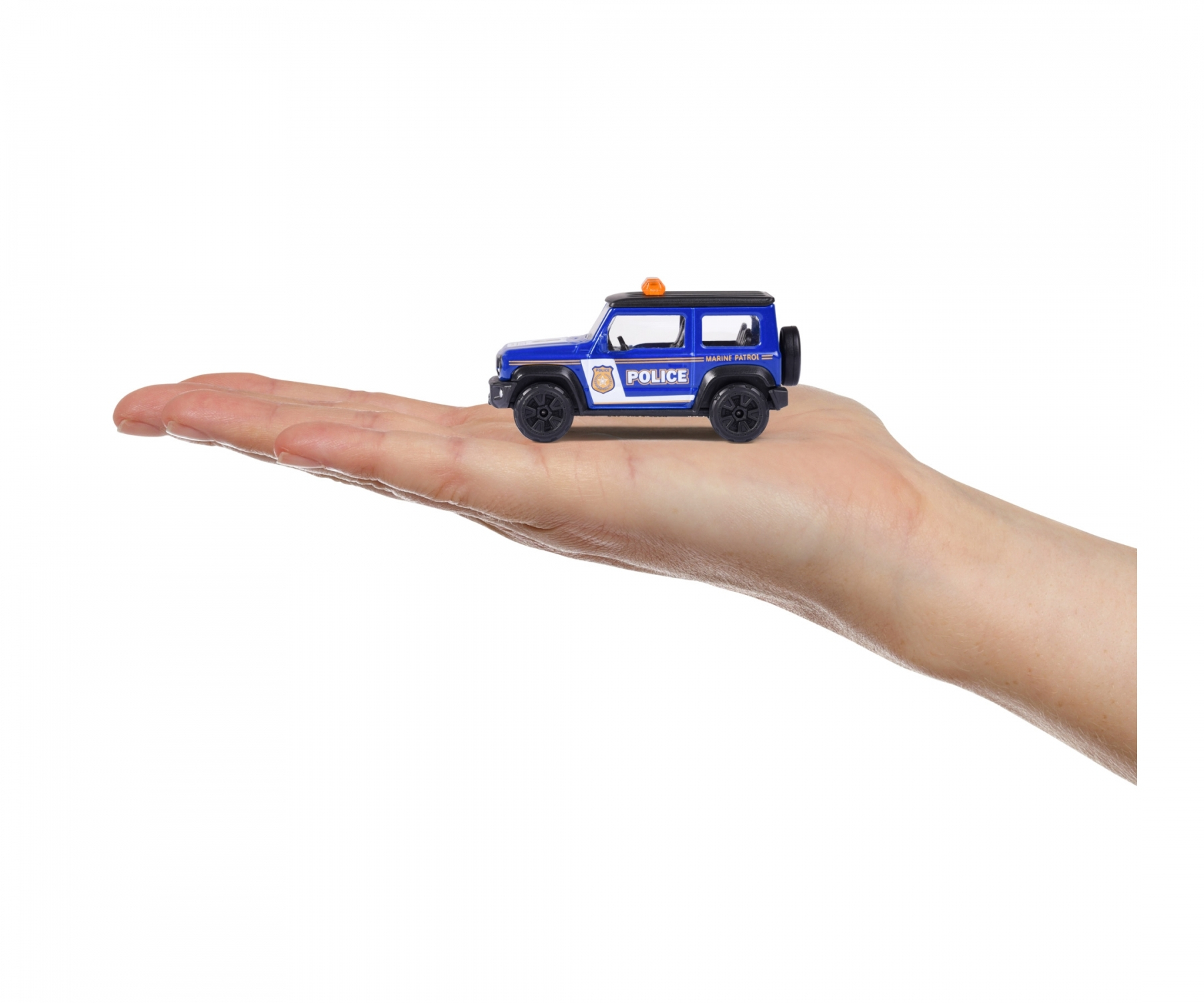 Ein blau-weißer Spielzeug-Polizeiwagen, der auf der Handfläche einer Person gehalten wird.