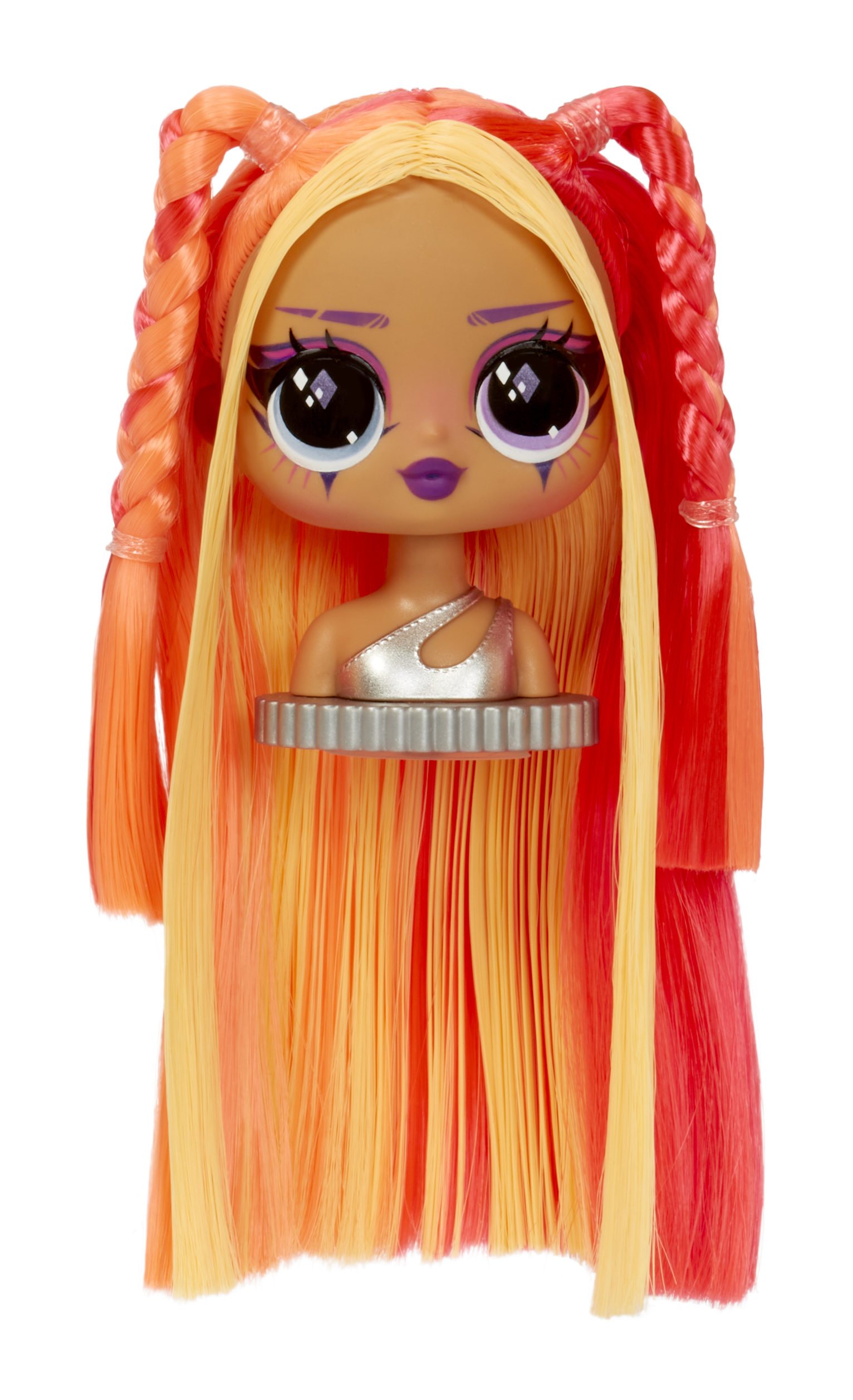 Głowa lalki z pomarańczowo-żółtymi włosami. Lalka ma duże oczy, fioletowy makijaż i srebrny top.