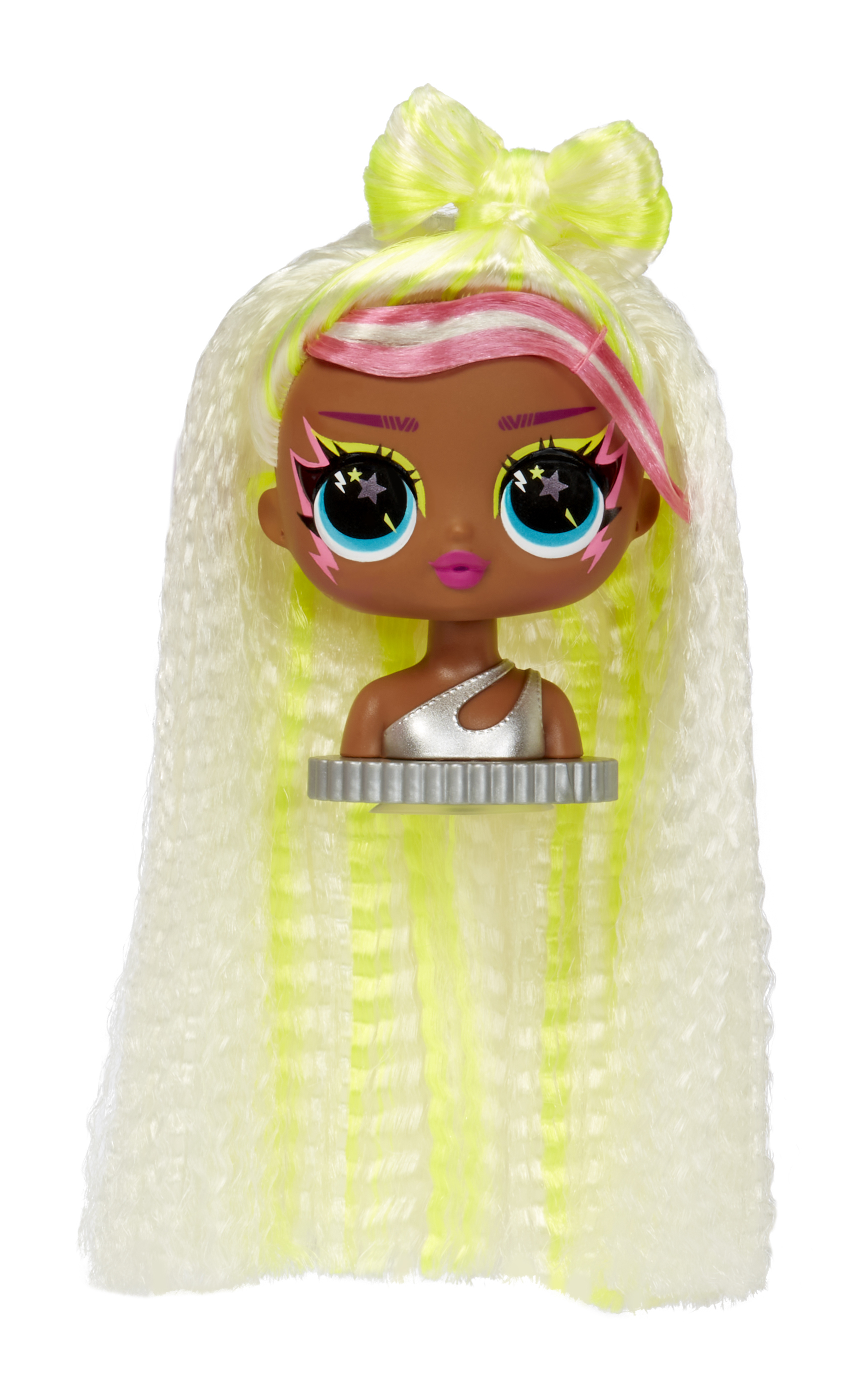 Una cabeza de muñeca con cabello amarillo y rosa. Tiene ojos grandes, maquillaje en forma de estrella y top plateado.