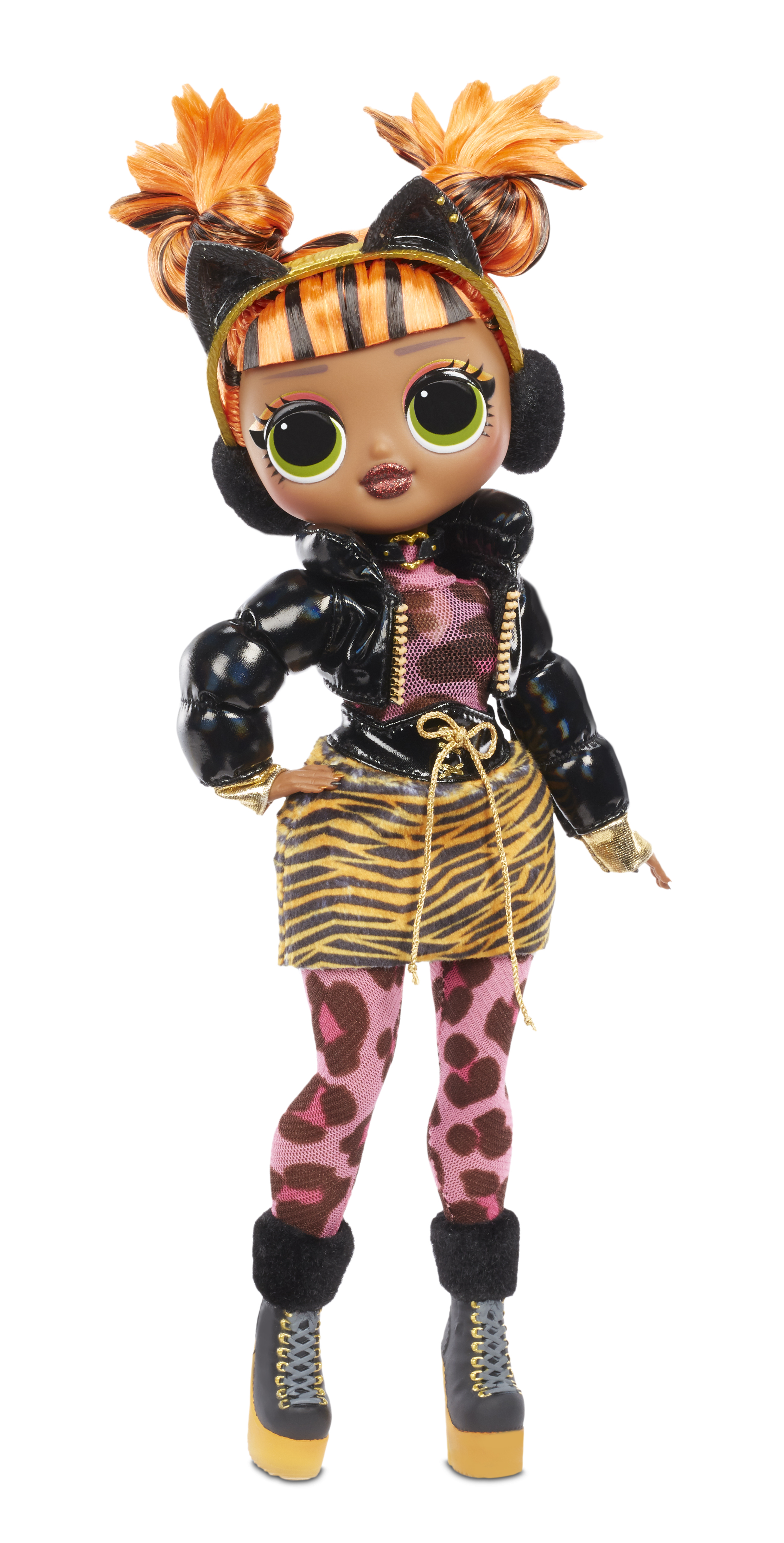Lalka z pomarańczowymi włosami, w czarnej kurtce, spódnicy w zebrę, różowych legginsach i czarnych butach.