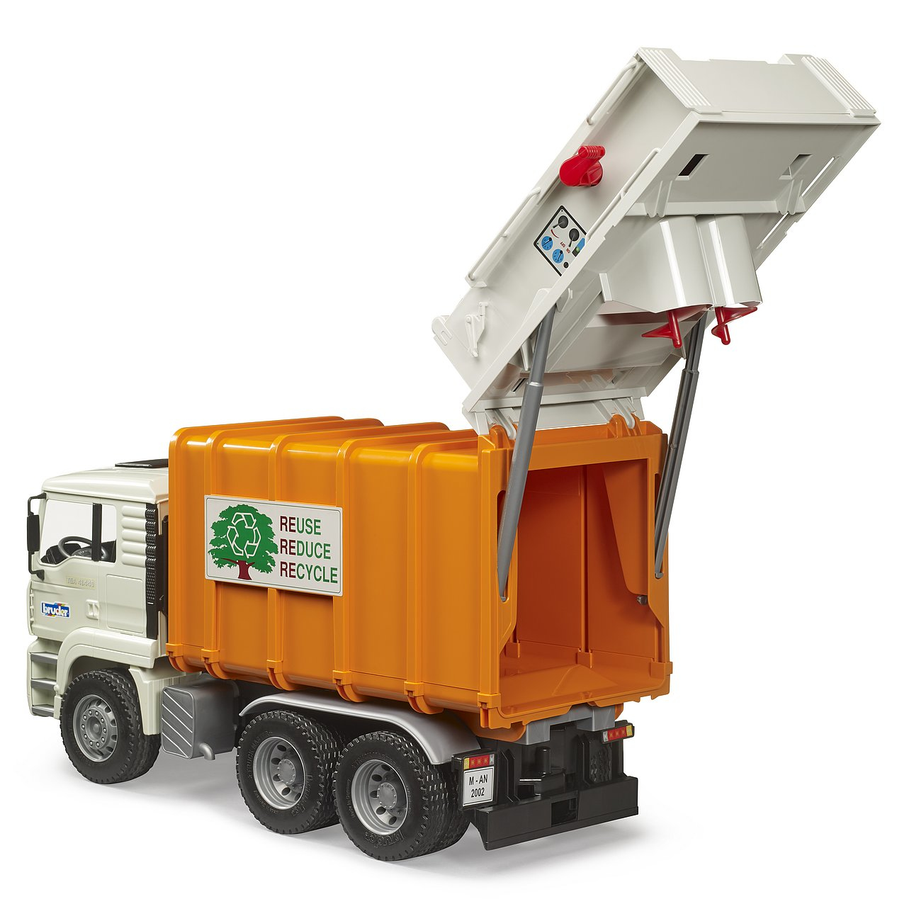 Ein Spielzeug-Müllwagen mit orangefarbenem Körper und weißem Oberteil, der das Recycling-Logo zeigt.