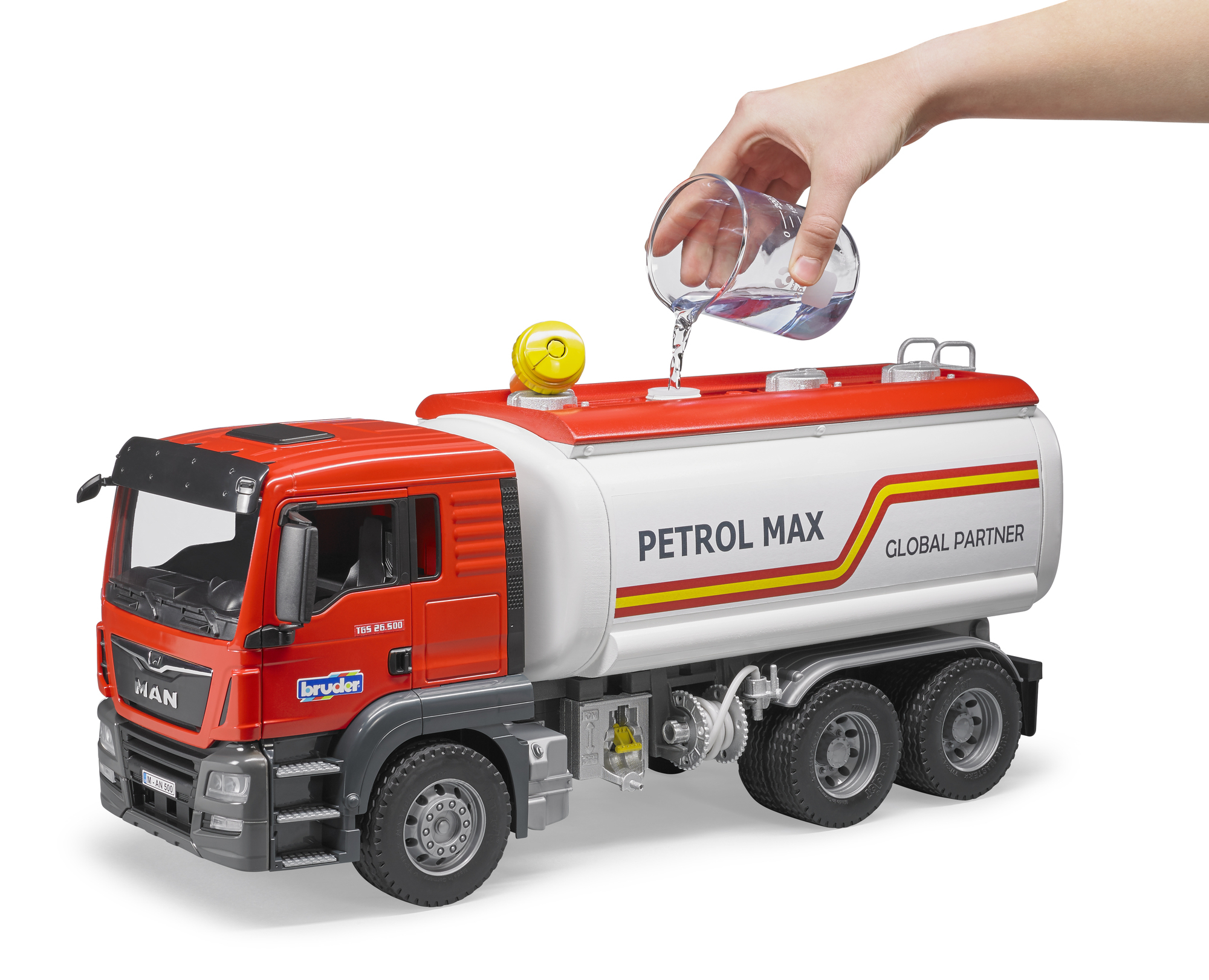 Zabawkowy wóz cysterna z wodą wlewaną do góry zbiornika.