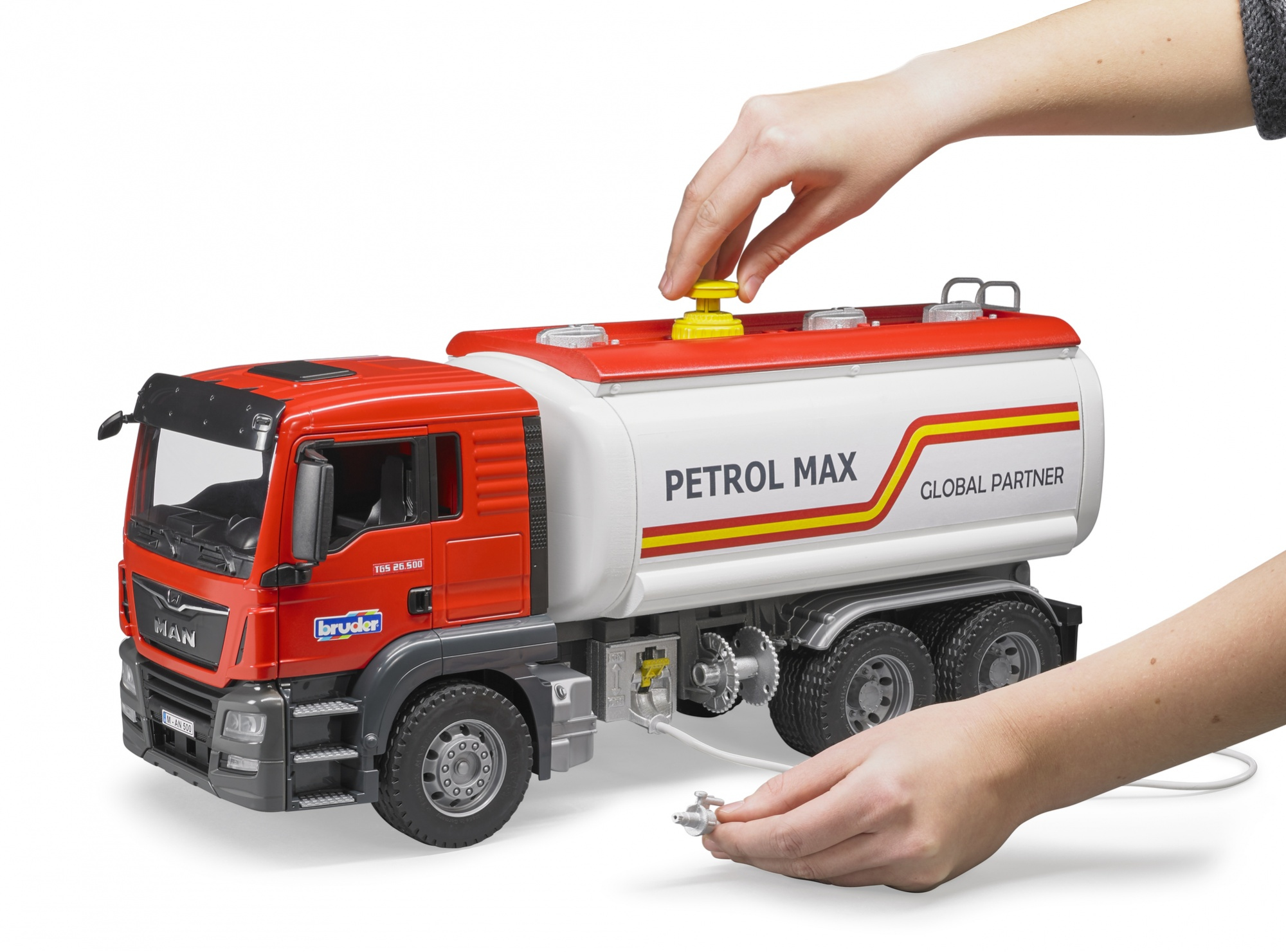 Czerwona i biała zabawka ciężarówka z benzyną, dłonie obsługują górę.