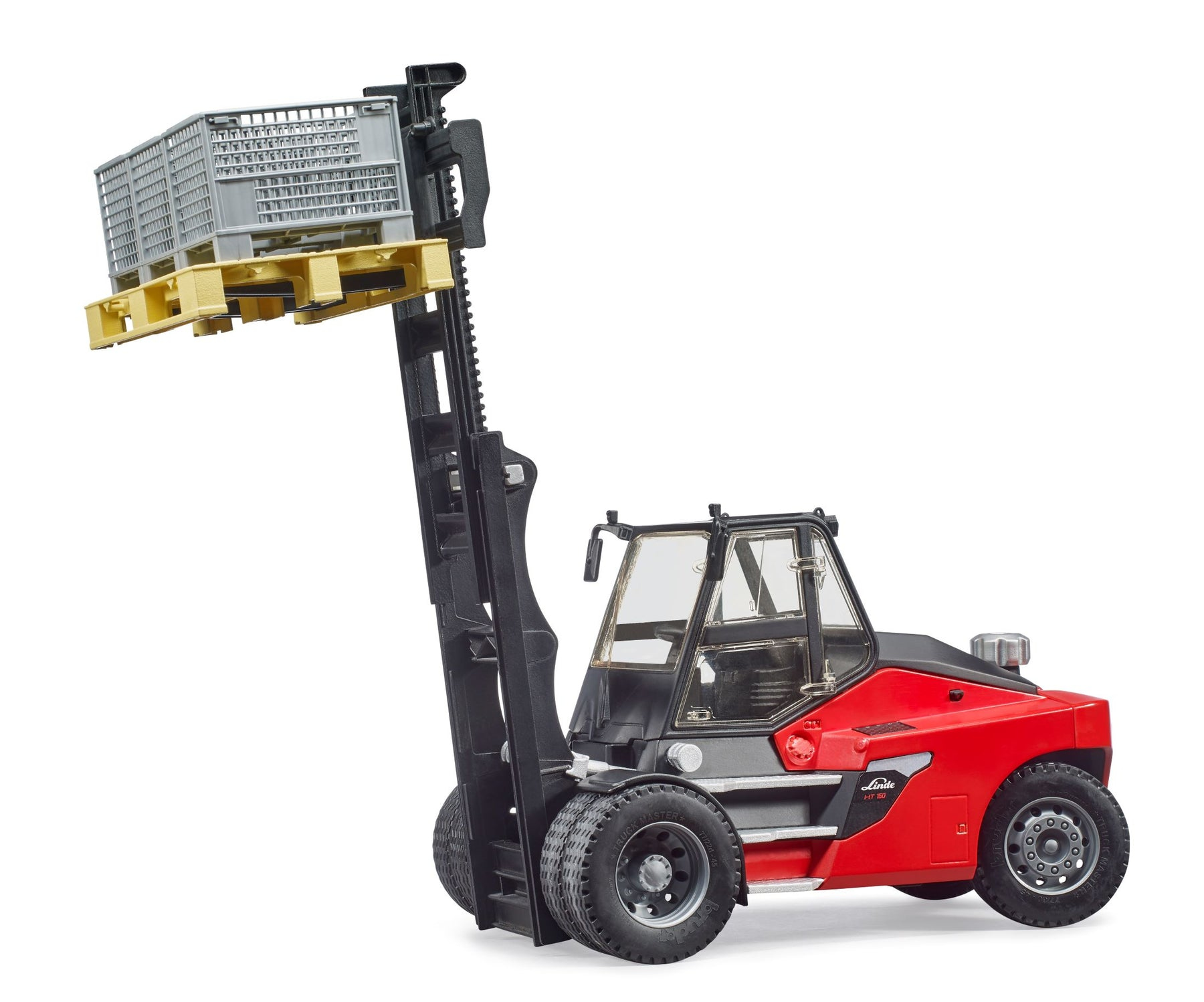 Czerwony wózek widłowy podnosi paletę z szarymi skrzyniami.