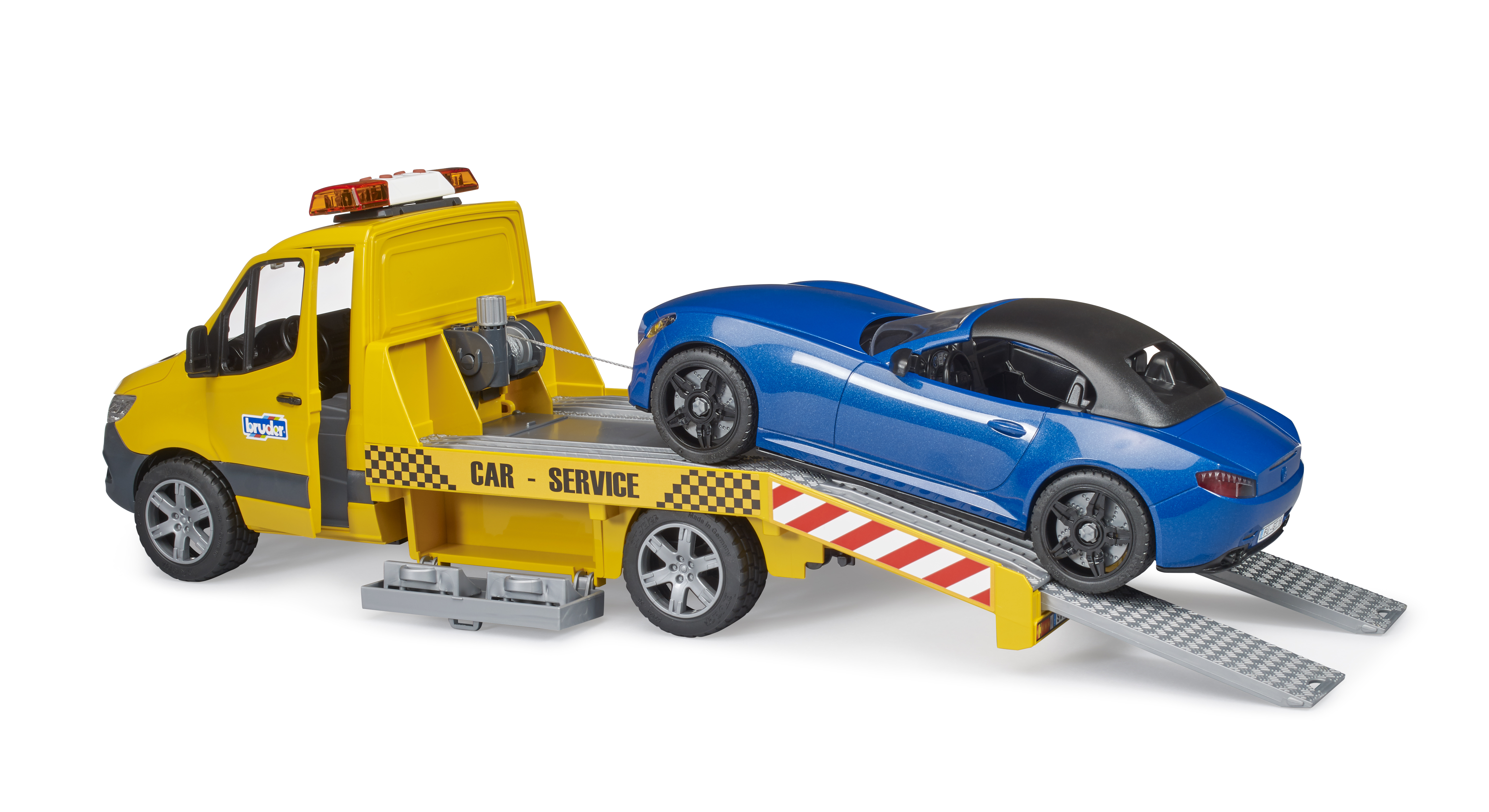 Gelber Spielzeug-Abschleppwagen, der einen blauen Sportwagen transportiert. Weißer Hintergrund.