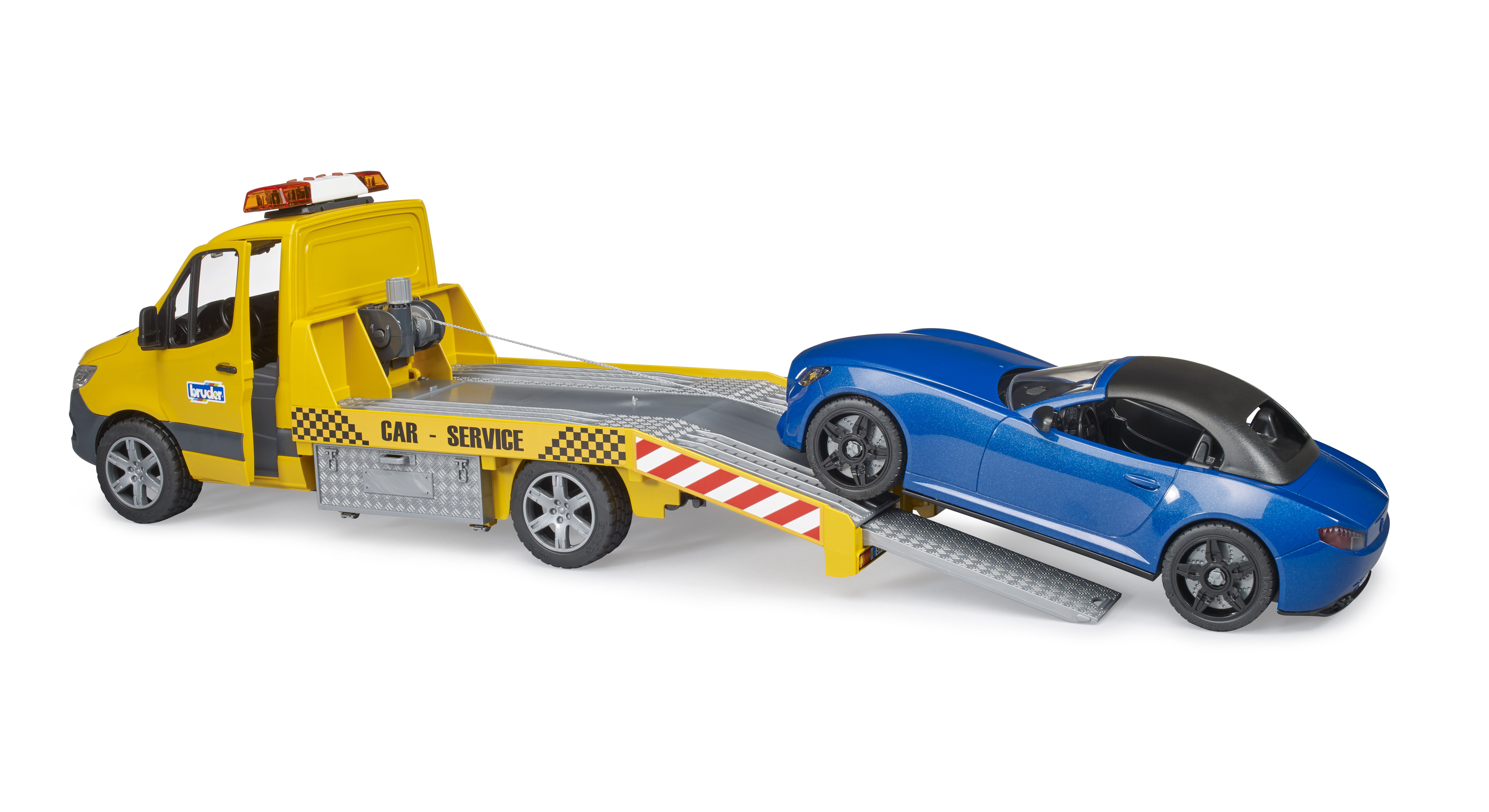 Ein gelber Abschleppwagen mit einem blauen Sportwagen auf seiner Ladefläche, auf weißem Hintergrund.