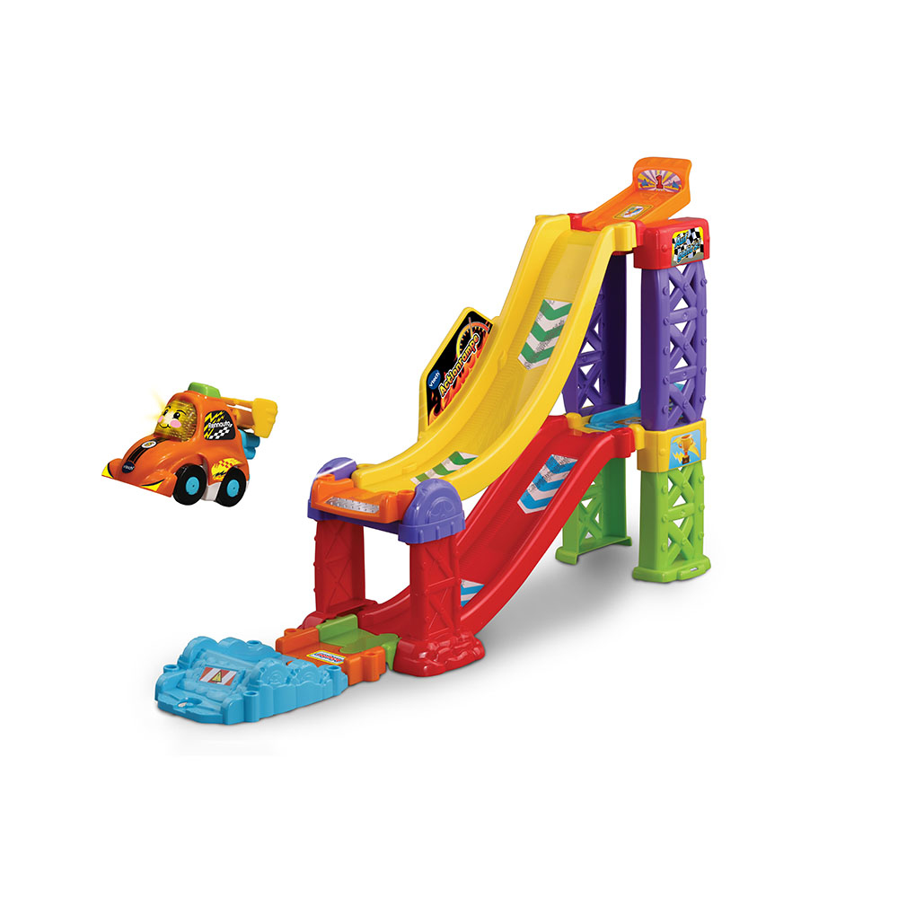 Ein Spielzeug-Rennstrecken-Set mit einem Auto. Die Strecke ist rot und gelb, mit blauem Startbereich.