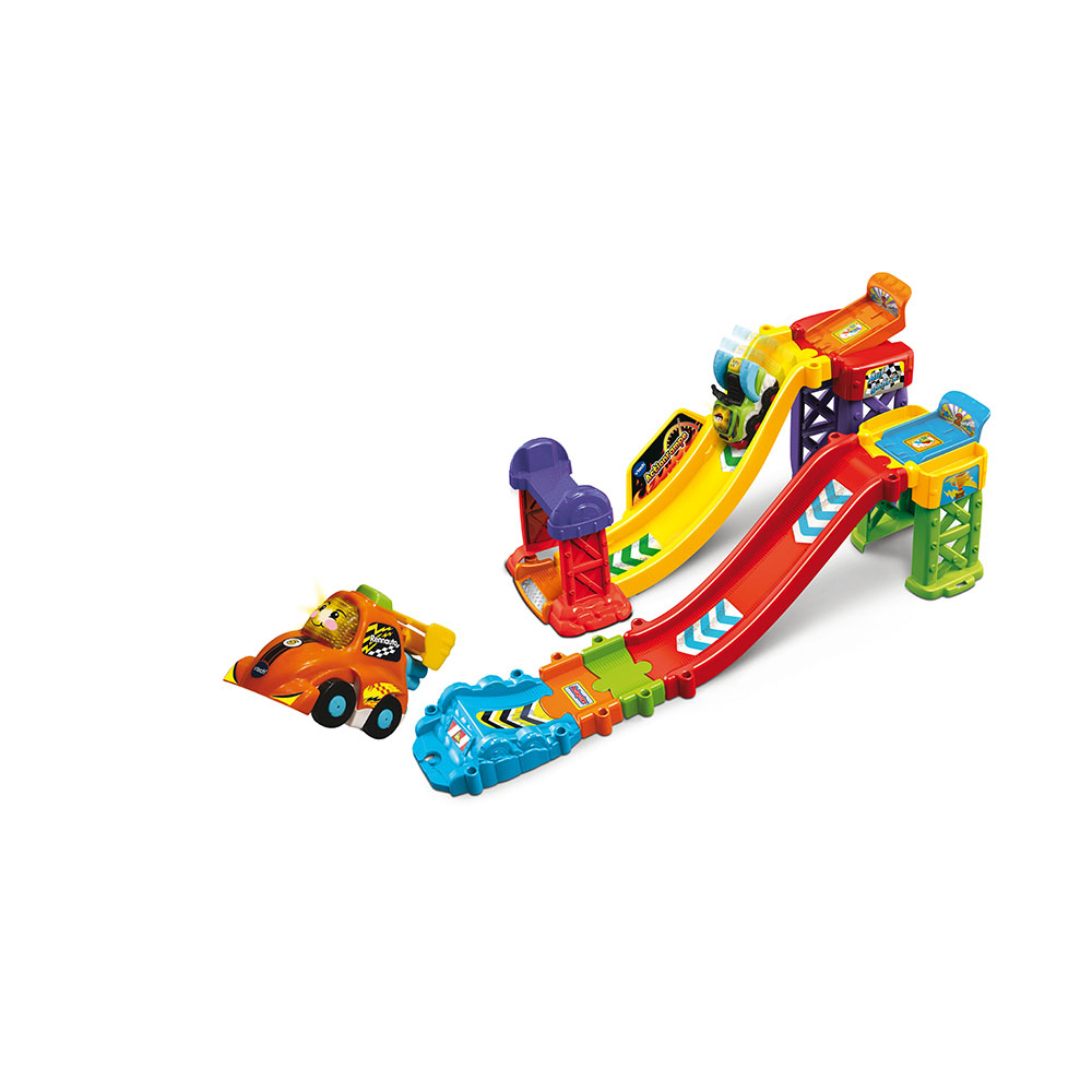 Spielzeug-Rennstrecke mit gelben und roten Rampen und blauem Element.