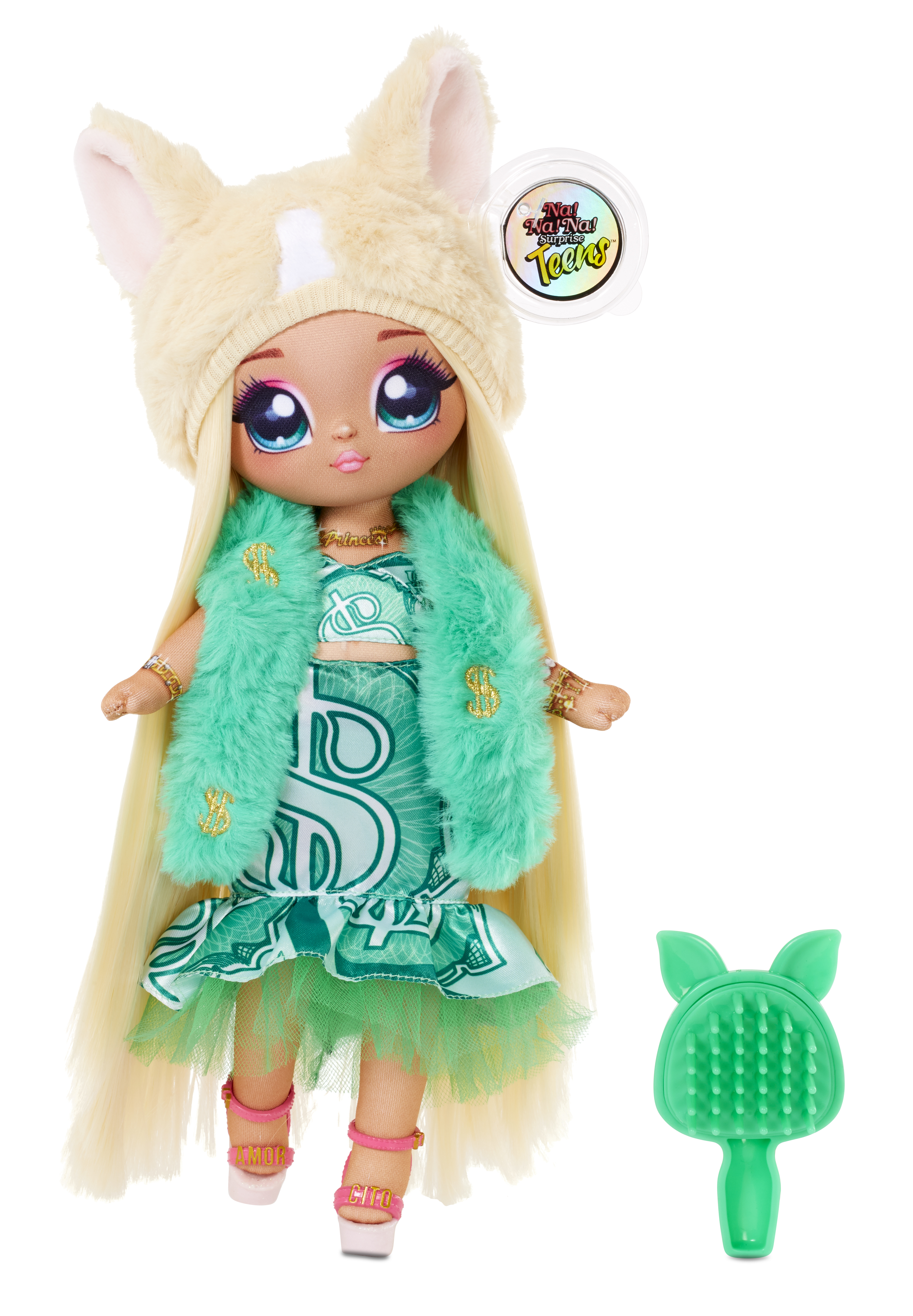 Lalka z blond włosami, w zielonym stroju i kapeluszu. Po prawej stronie znajduje się szczotka.