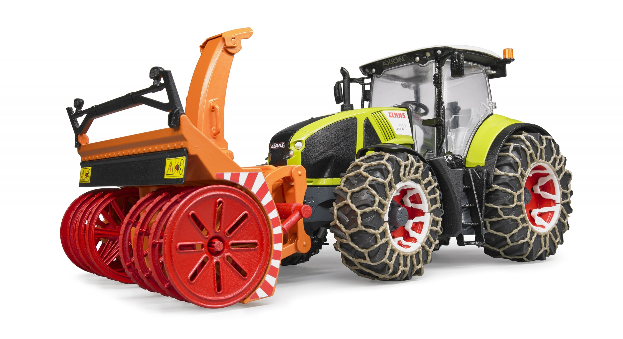 Tractor de juguete con accesorio de quitanieves. El tractor es verde y el quitanieves es naranja.