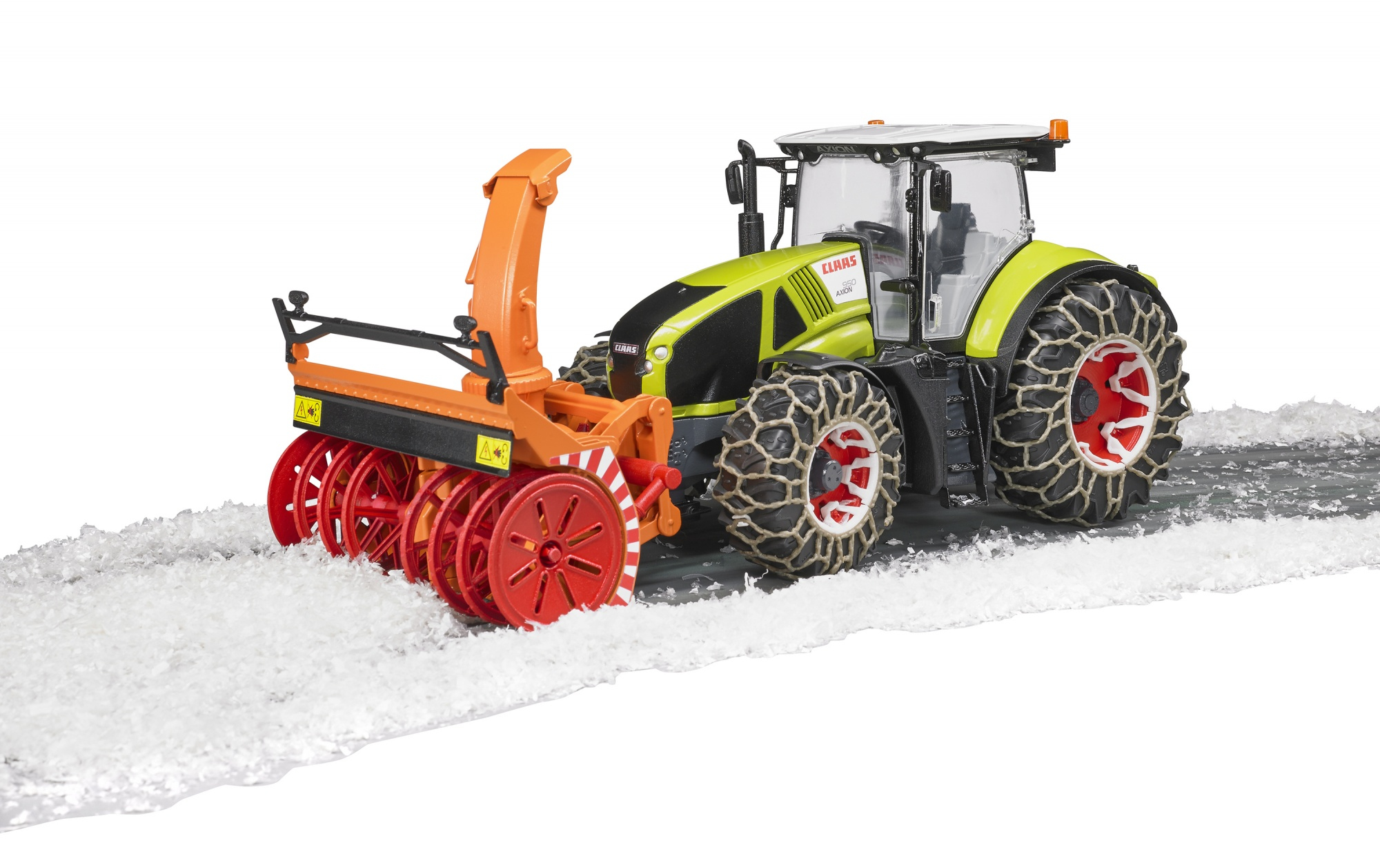 Tractor de juguete quitando nieve. El tractor es verde y amarillo con quitanieves naranja.