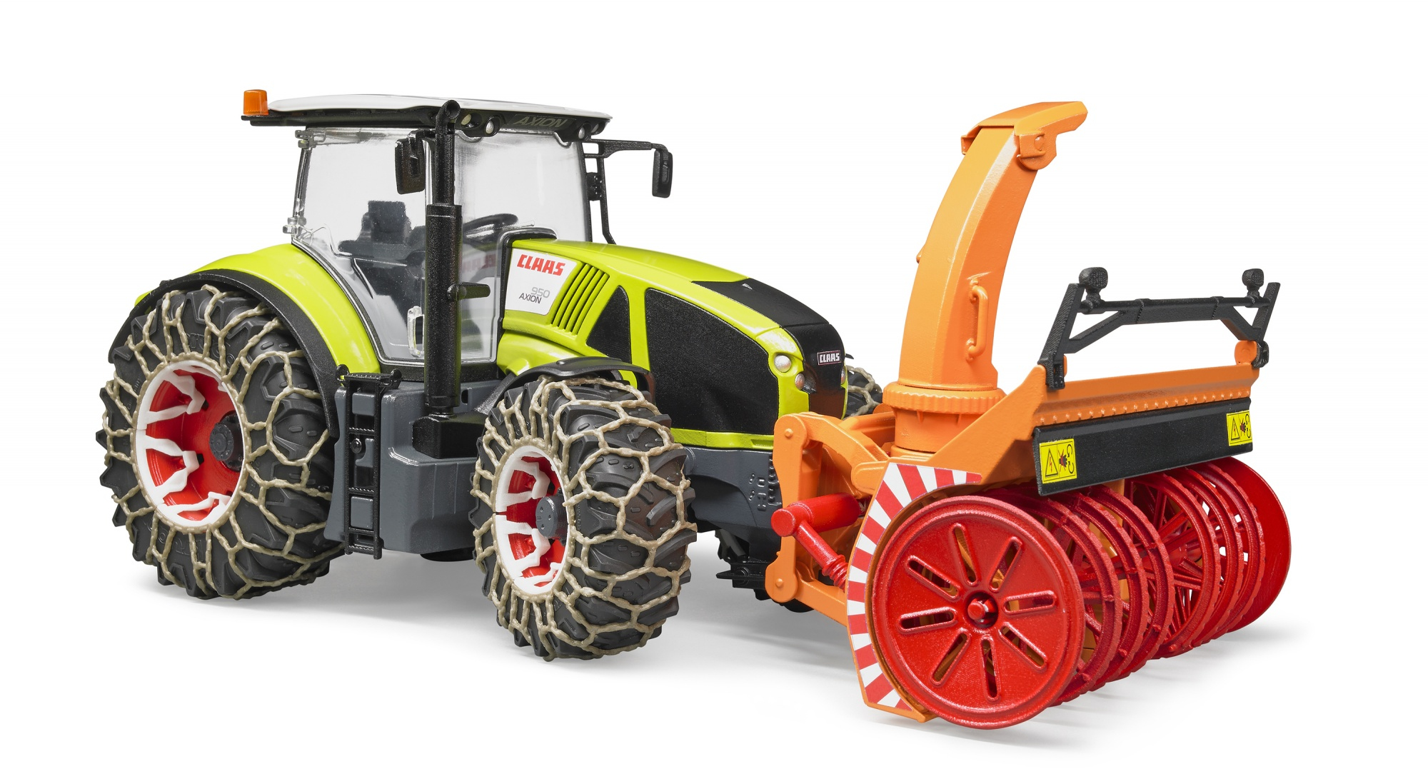 Un tractor Claas Axion con quitanieves adjunto. El tractor es verde y amarillo.