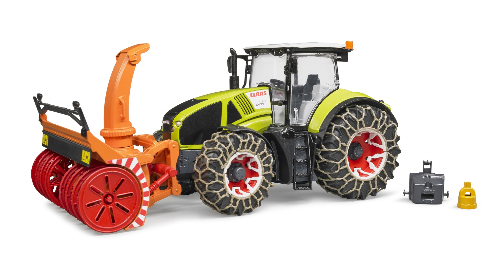 Tractor verde y amarillo con accesorio de quitanieves. Fondo blanco. Ruedas negras y rojas.